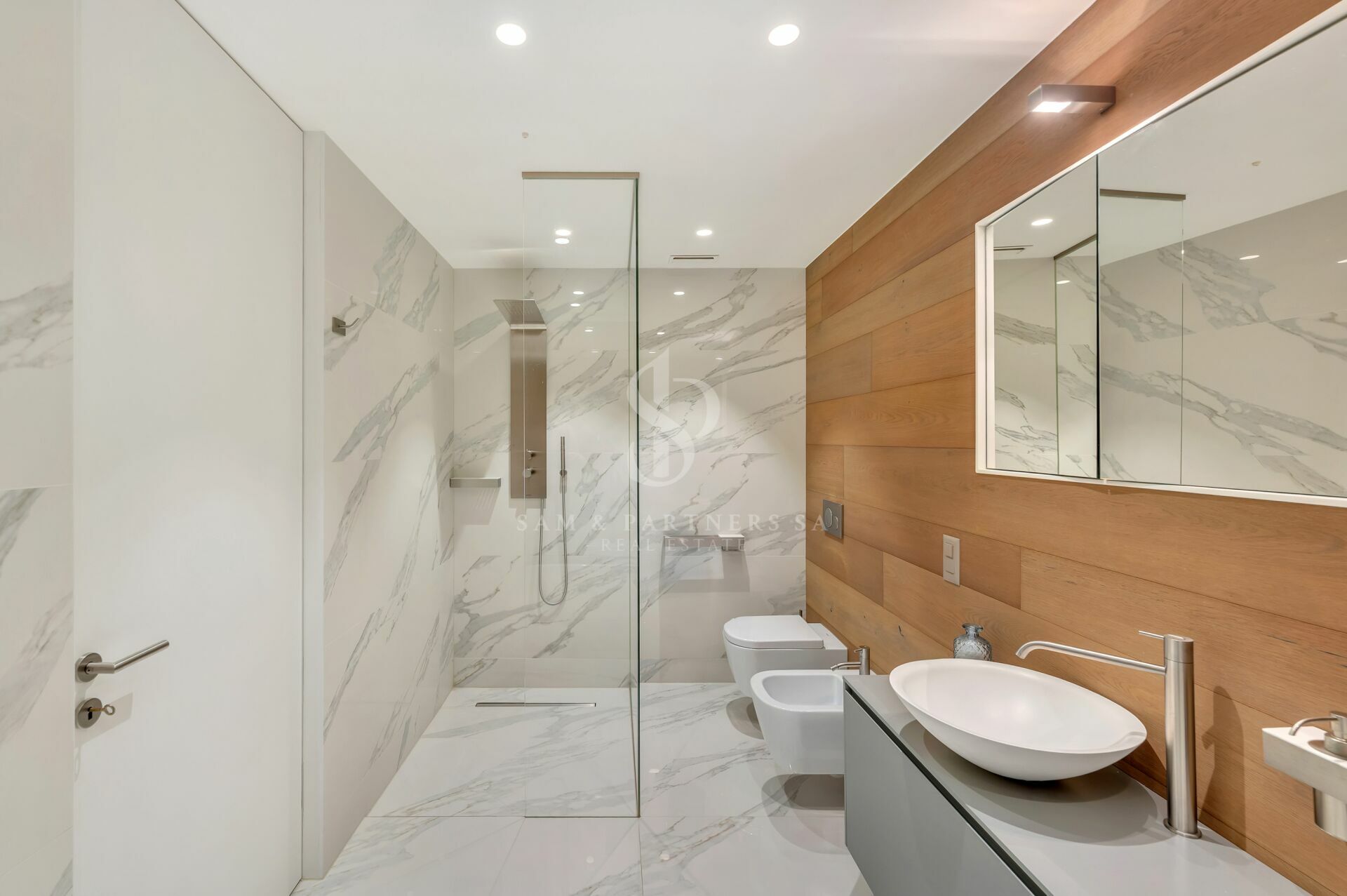 Modernes Bad mit begehbarer Dusche