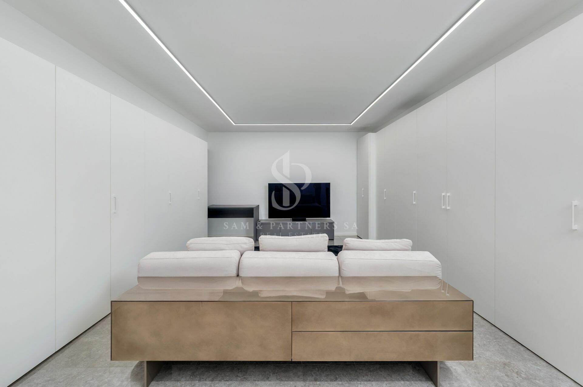 Minimalistisches Ankleidezimmer mit Einbauten