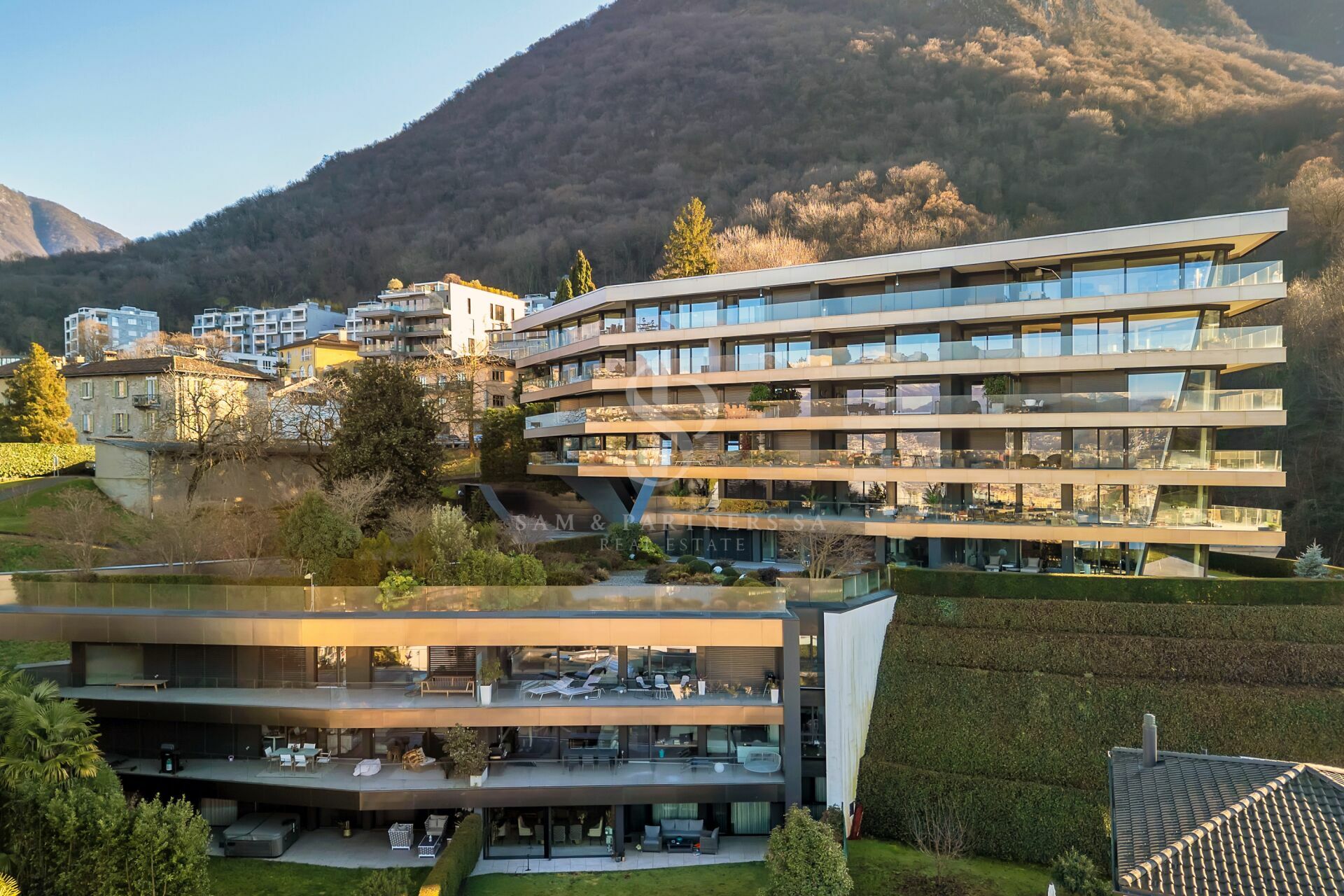 Moderne Terrassenanlage in Hanglage