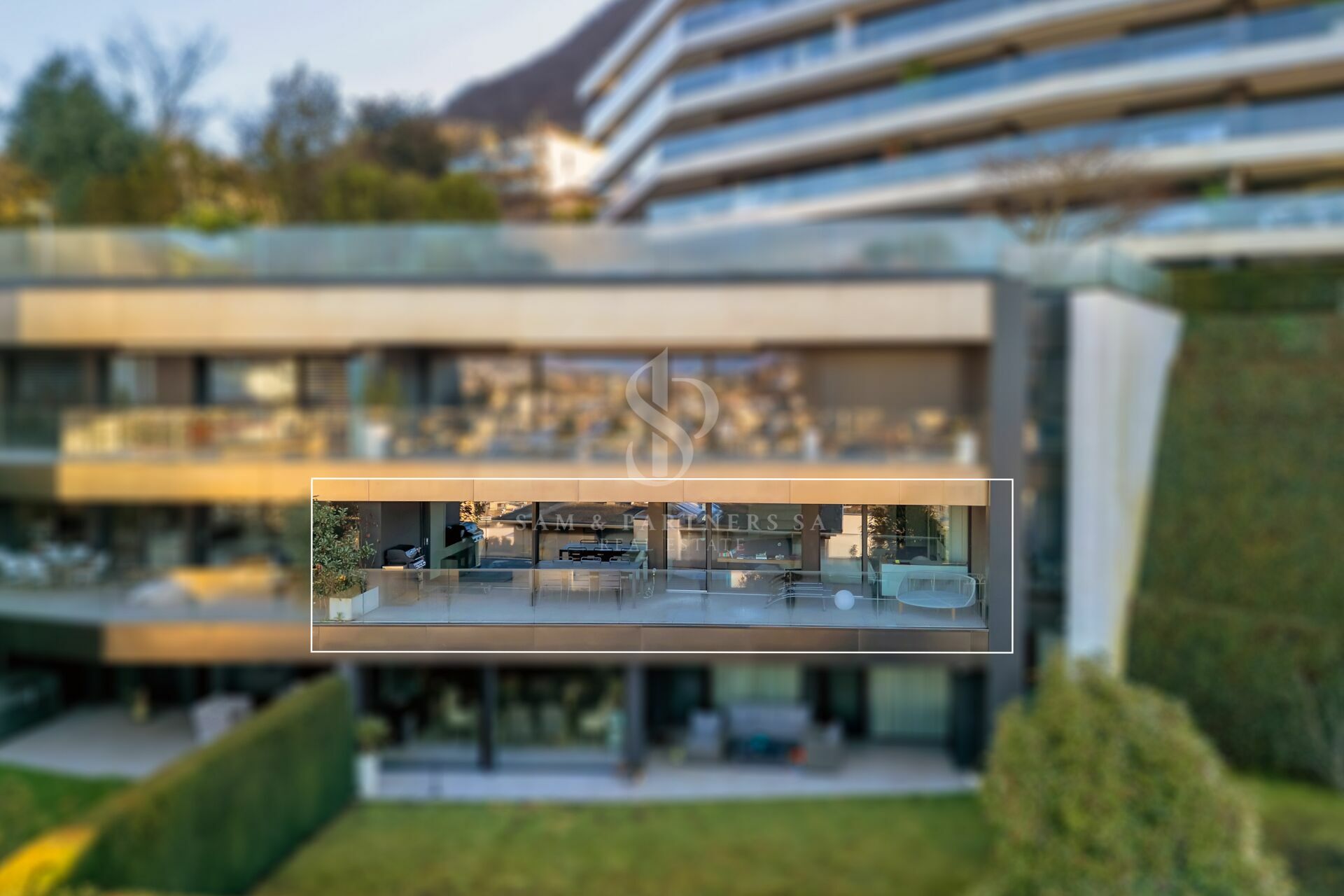 Moderne Wohnanlage mit Balkon und Grünfläche