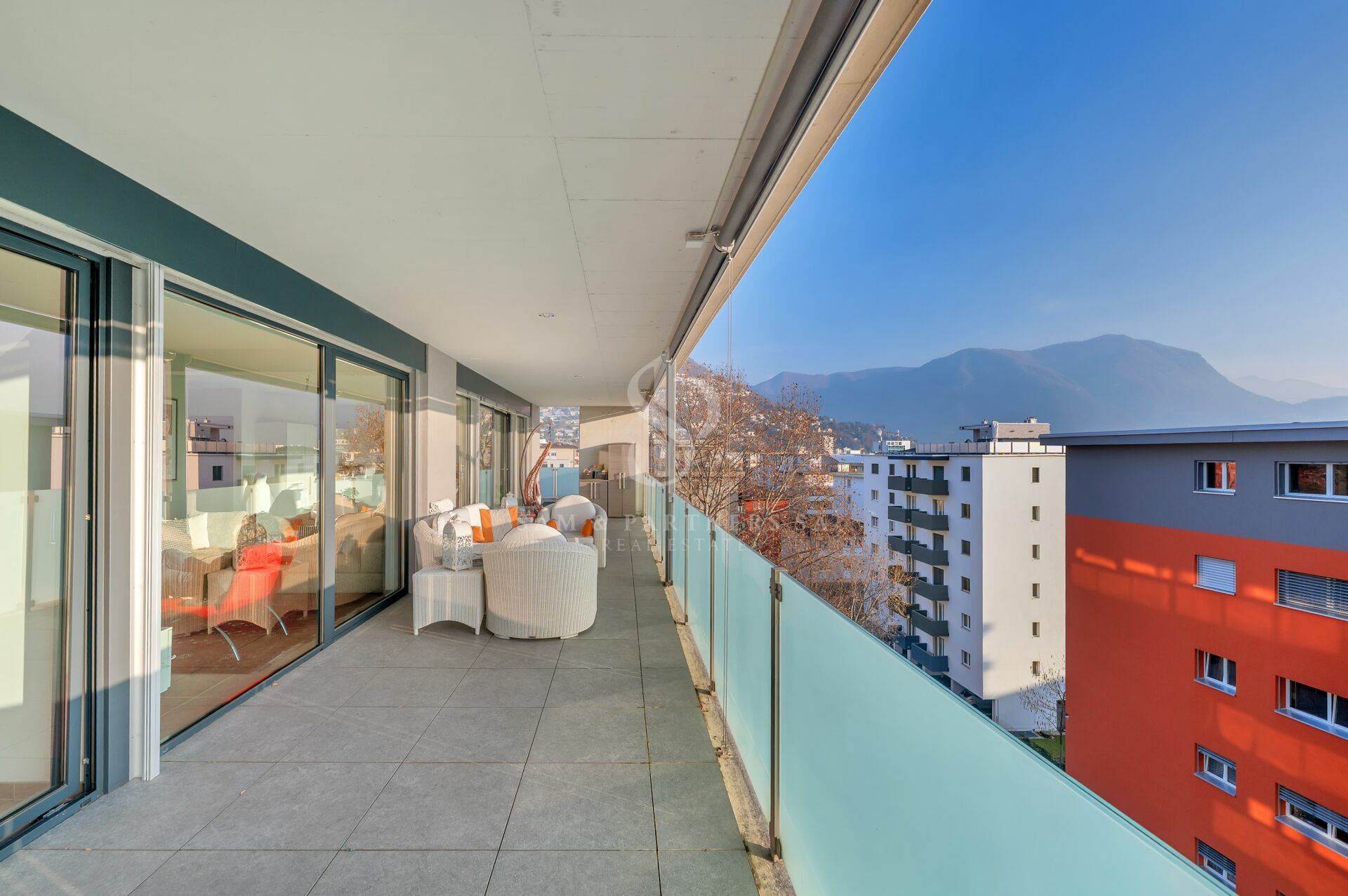 Großzügiger Balkon mit Bergblick