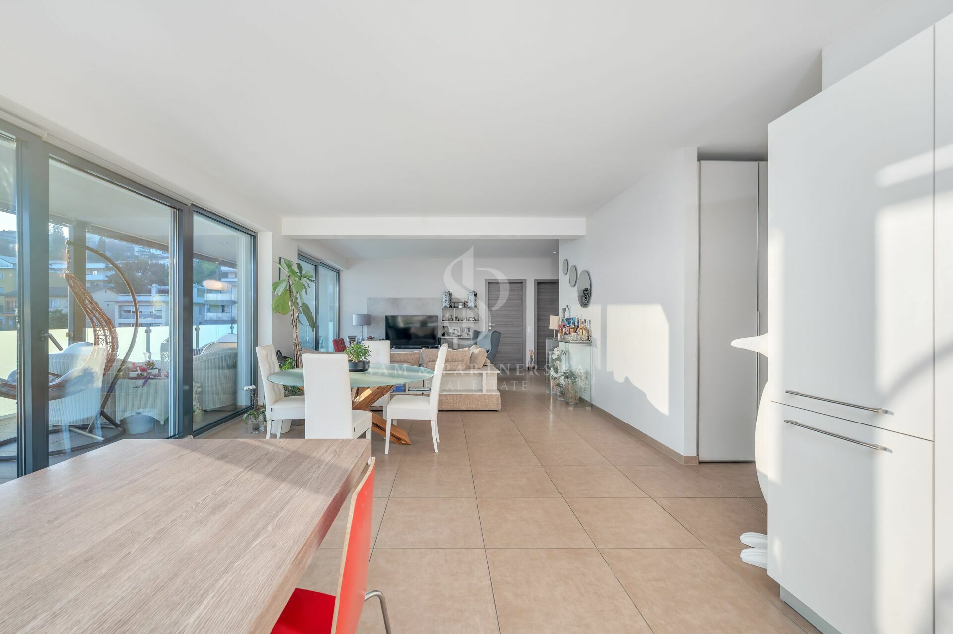 Heller offener Wohn-Essbereich mit Blick auf Balkon