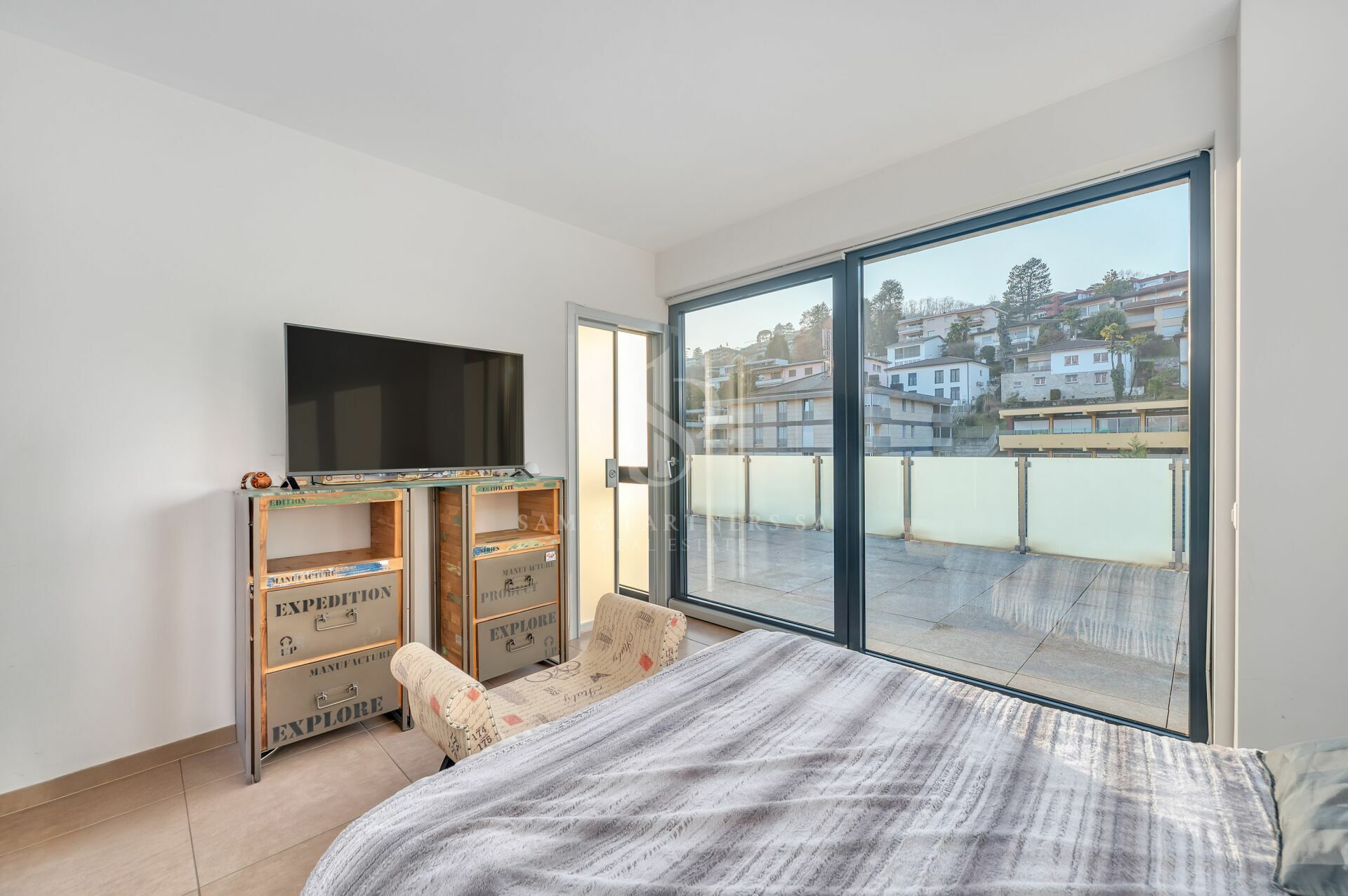 Helles Schlafzimmer mit großer Terrassentür