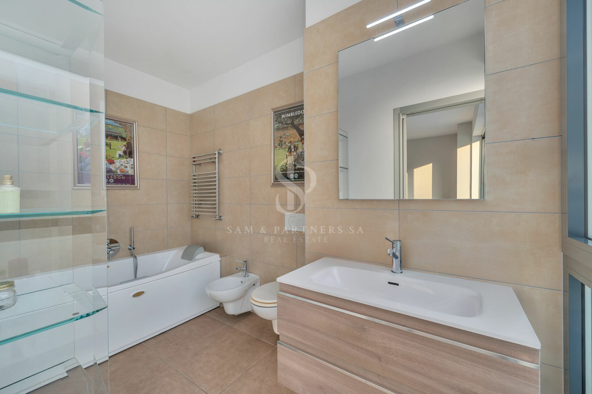 Modernes Badezimmer mit Badewanne und Waschtisch