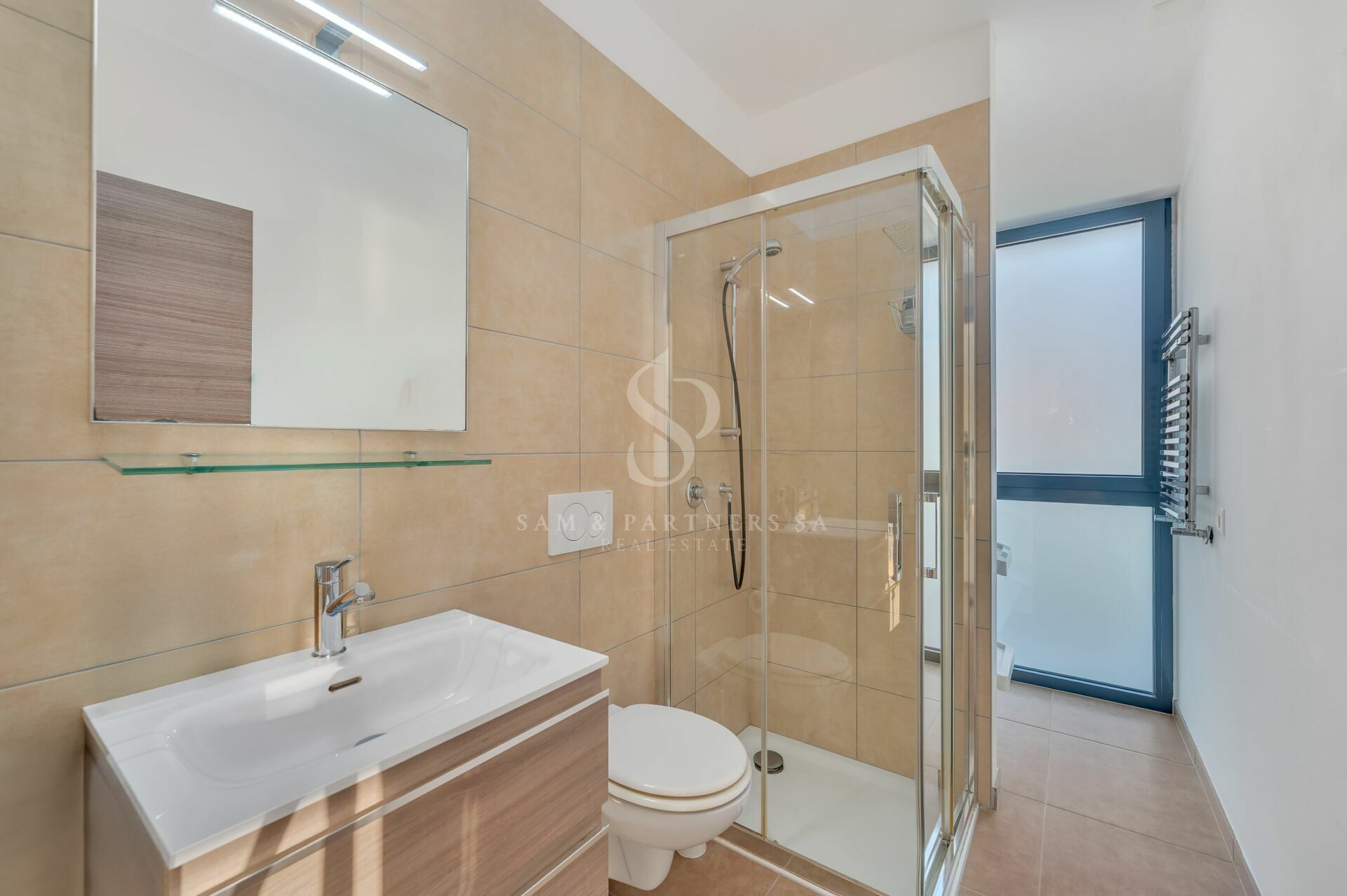 Modernes Badezimmer mit Dusche und Waschplatz