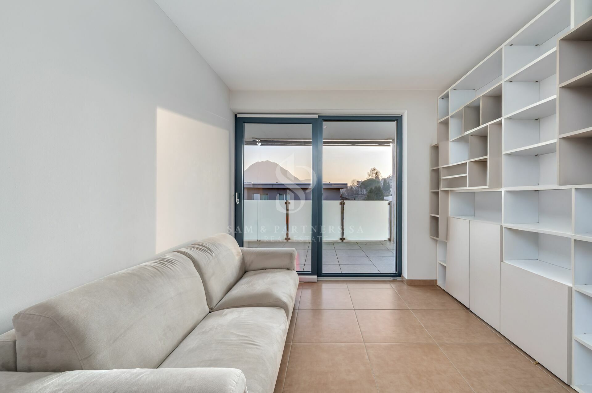 Helles Wohnzimmer mit Balkonzugang