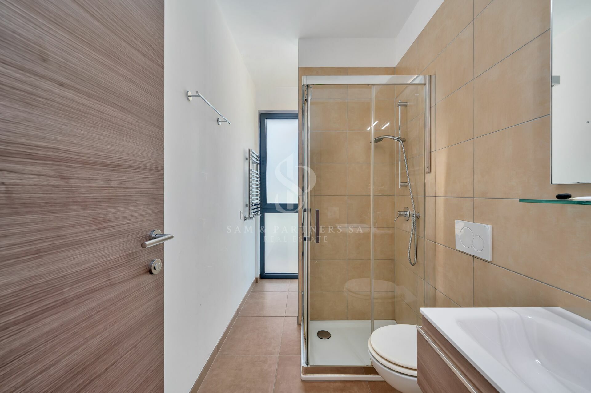 Modernes Badezimmer mit Dusche und WC