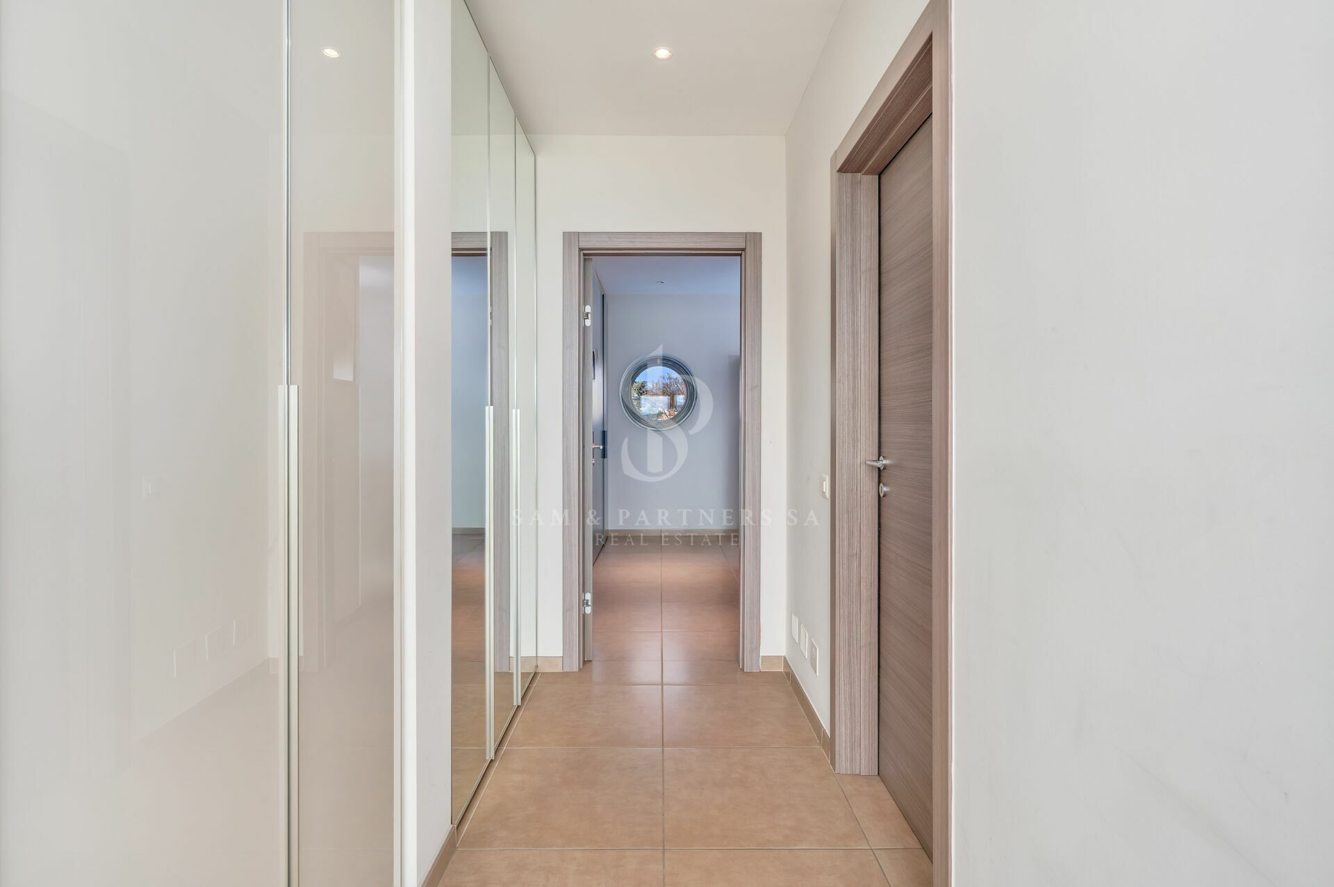 Heller Flur mit Einbauschrank und Holztüren