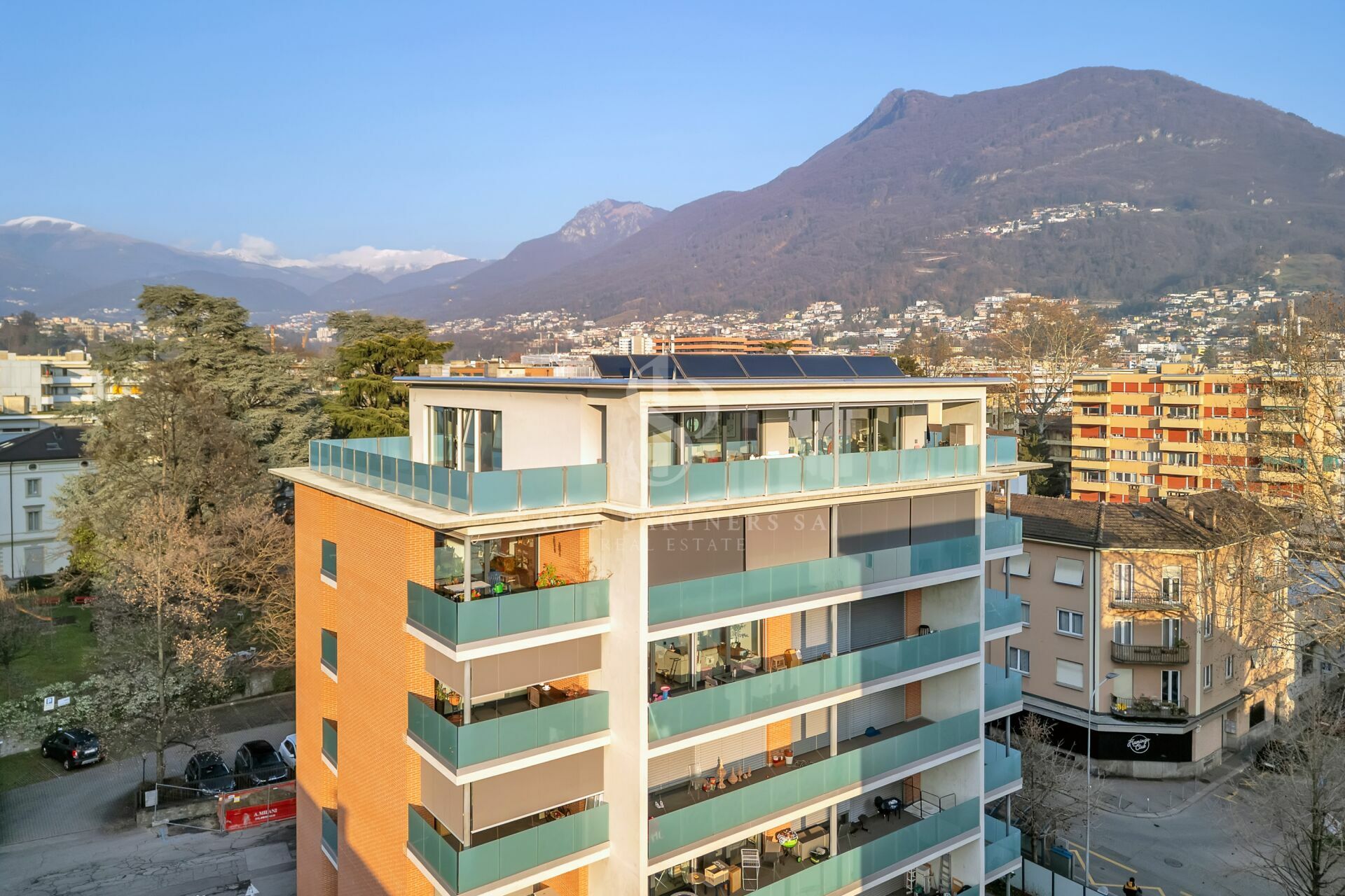 Modernes Mehrfamilienhaus mit Alpenblick
