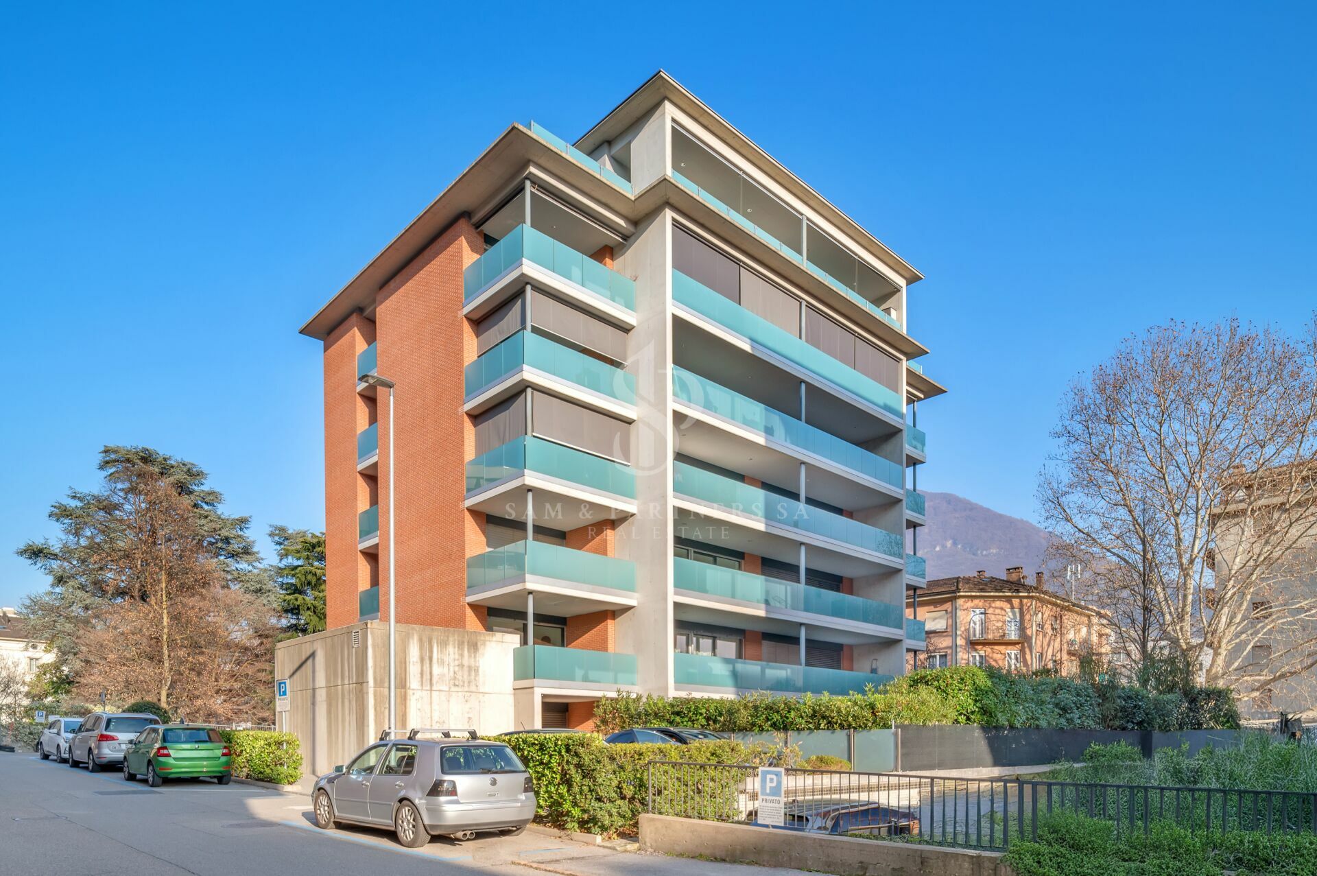 Modernes Mehrfamilienhaus mit Balkonen