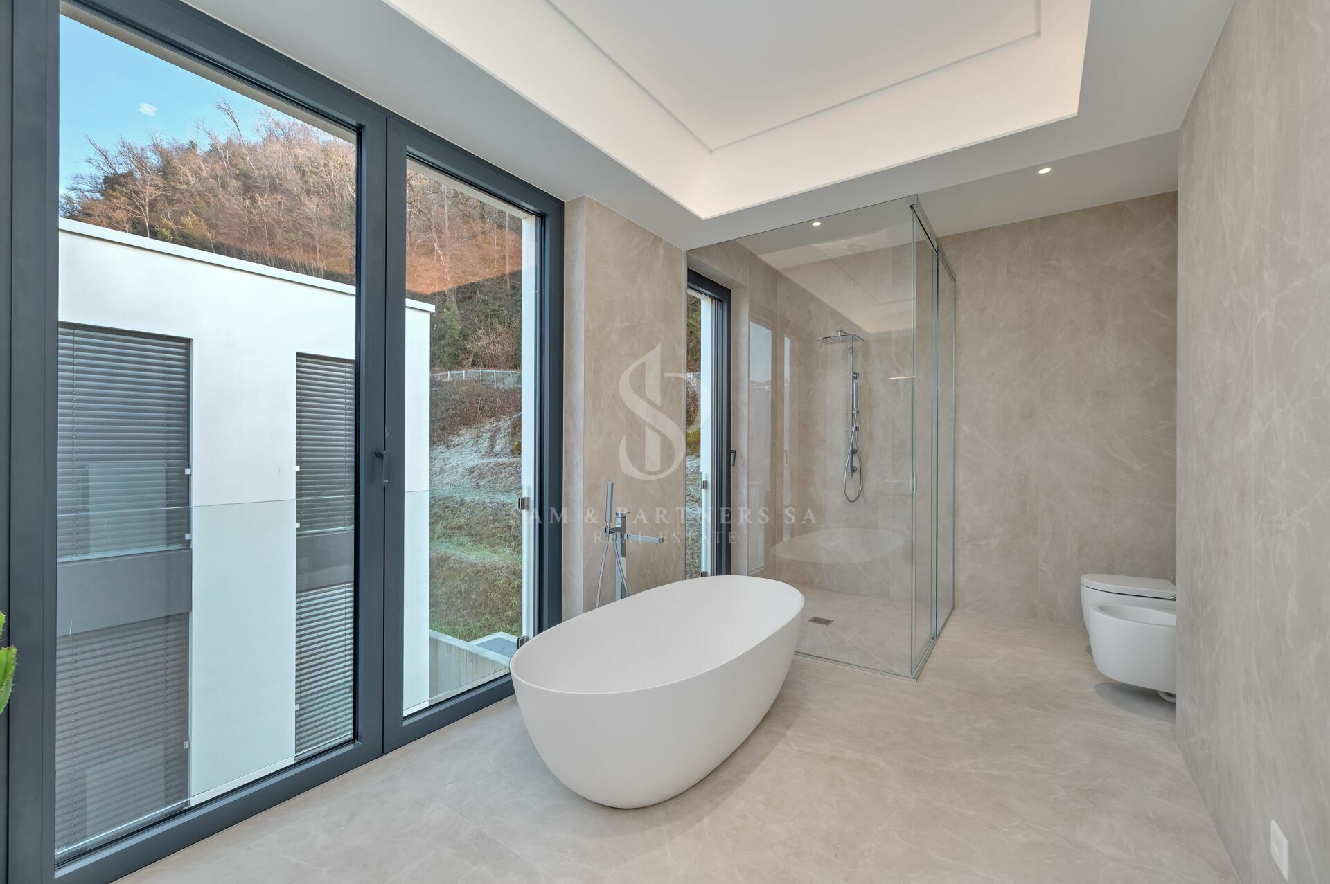 Modernes Badezimmer mit freistehender Wanne und Glasdusche
