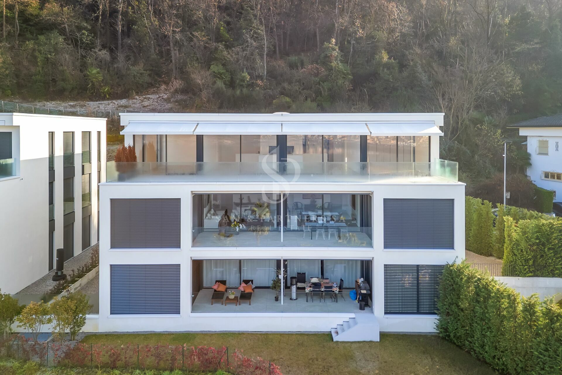 Moderne Villa mit Terrassen und Garten