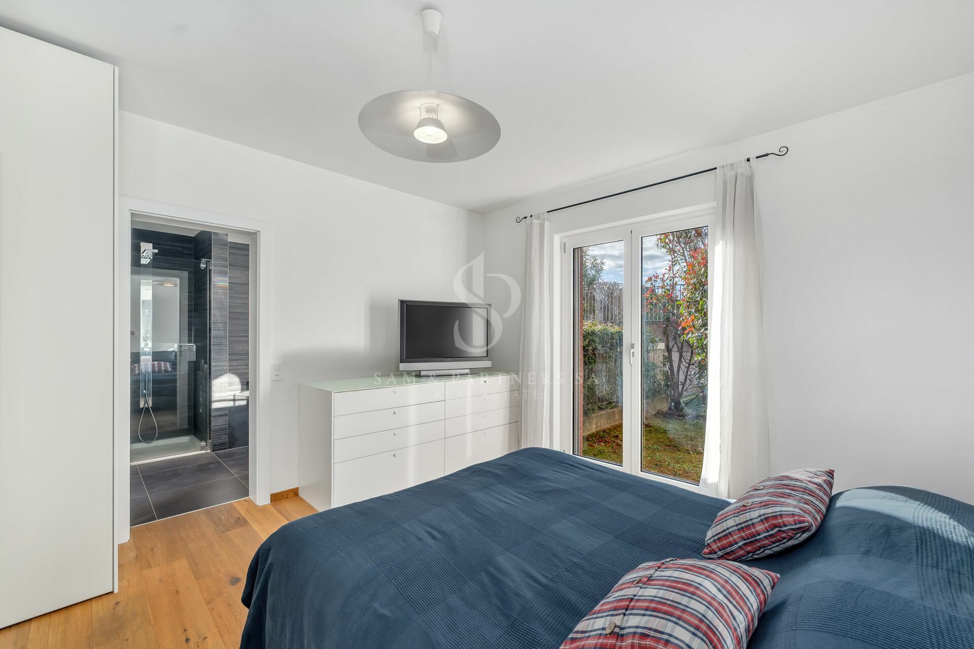 Helles Schlafzimmer mit Blick ins Bad