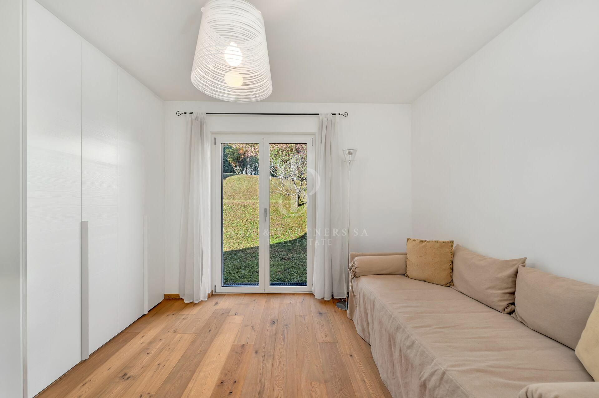 Helles Schlafzimmer mit Einbauschrank und Sitzbank