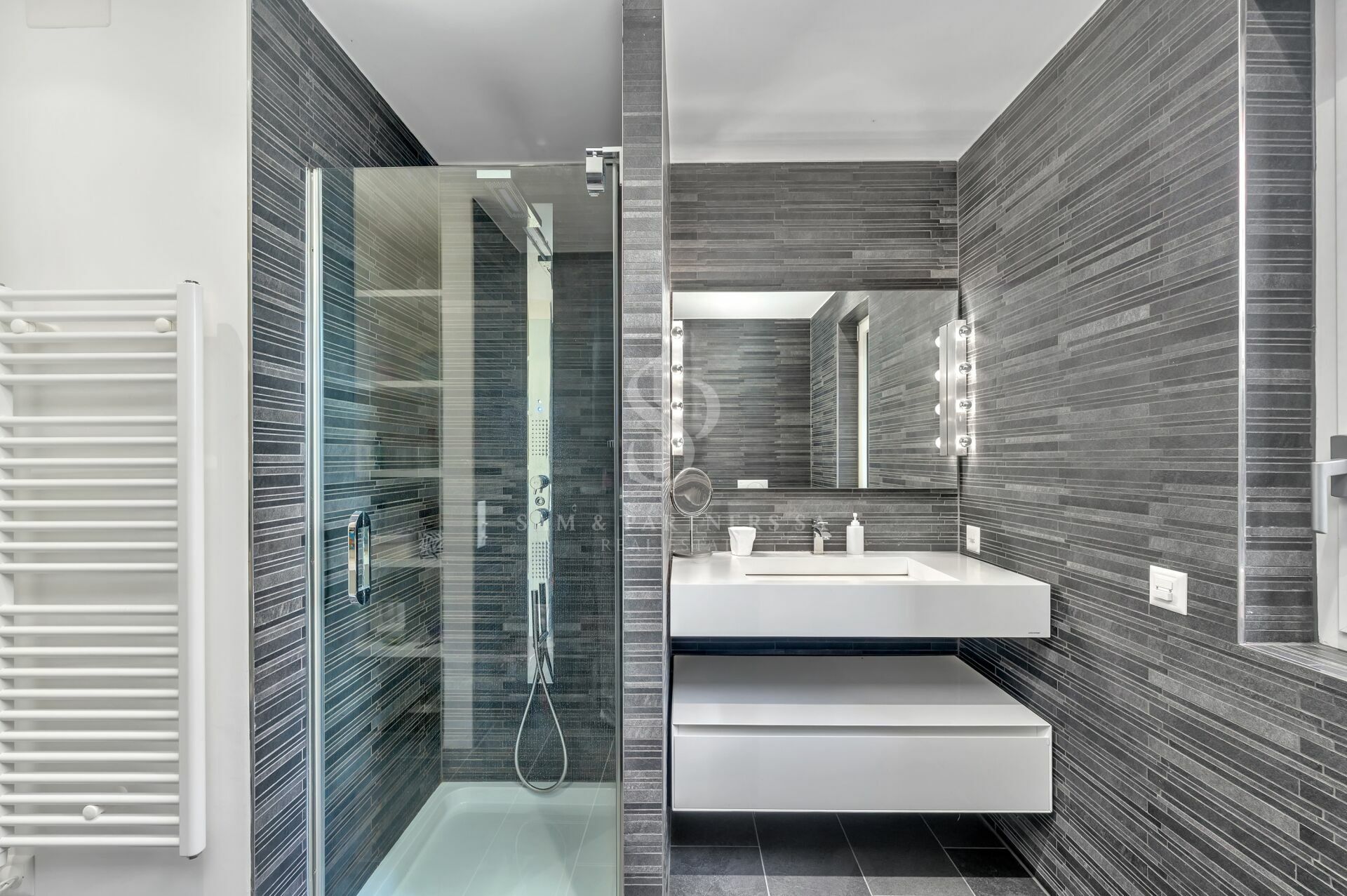 Modernes Badezimmer mit Walk-in-Dusche und Waschtisch