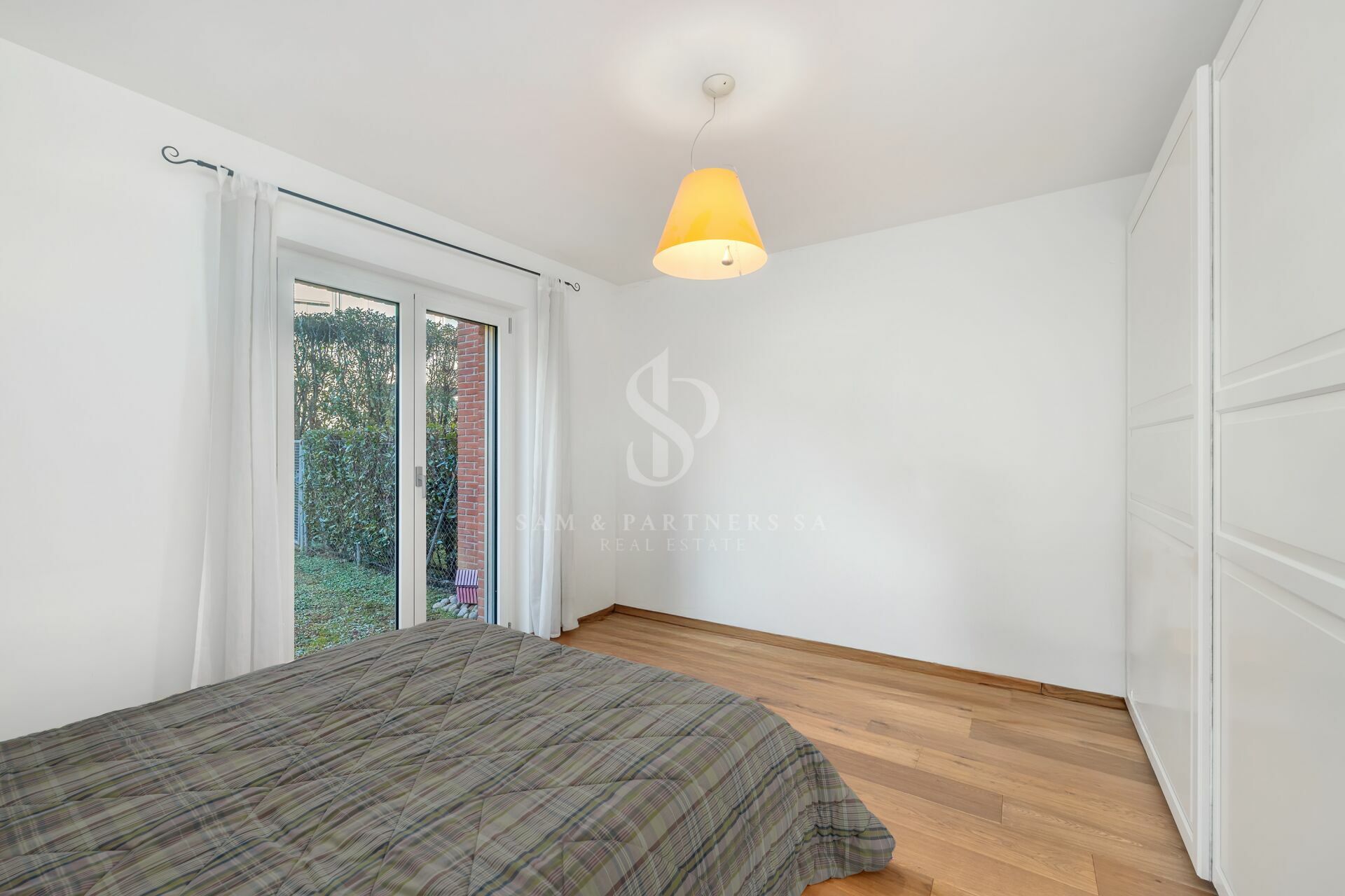 Helles Schlafzimmer mit Balkonzugang