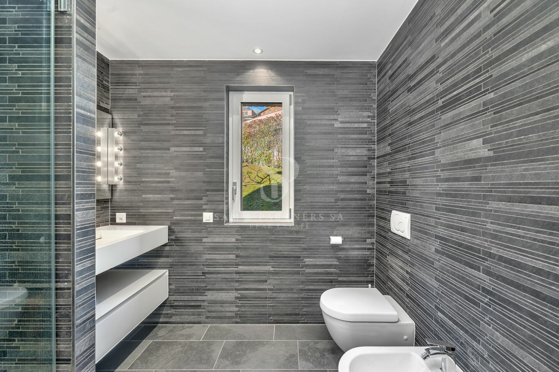 Modernes Badezimmer mit dunkler Steinoptik