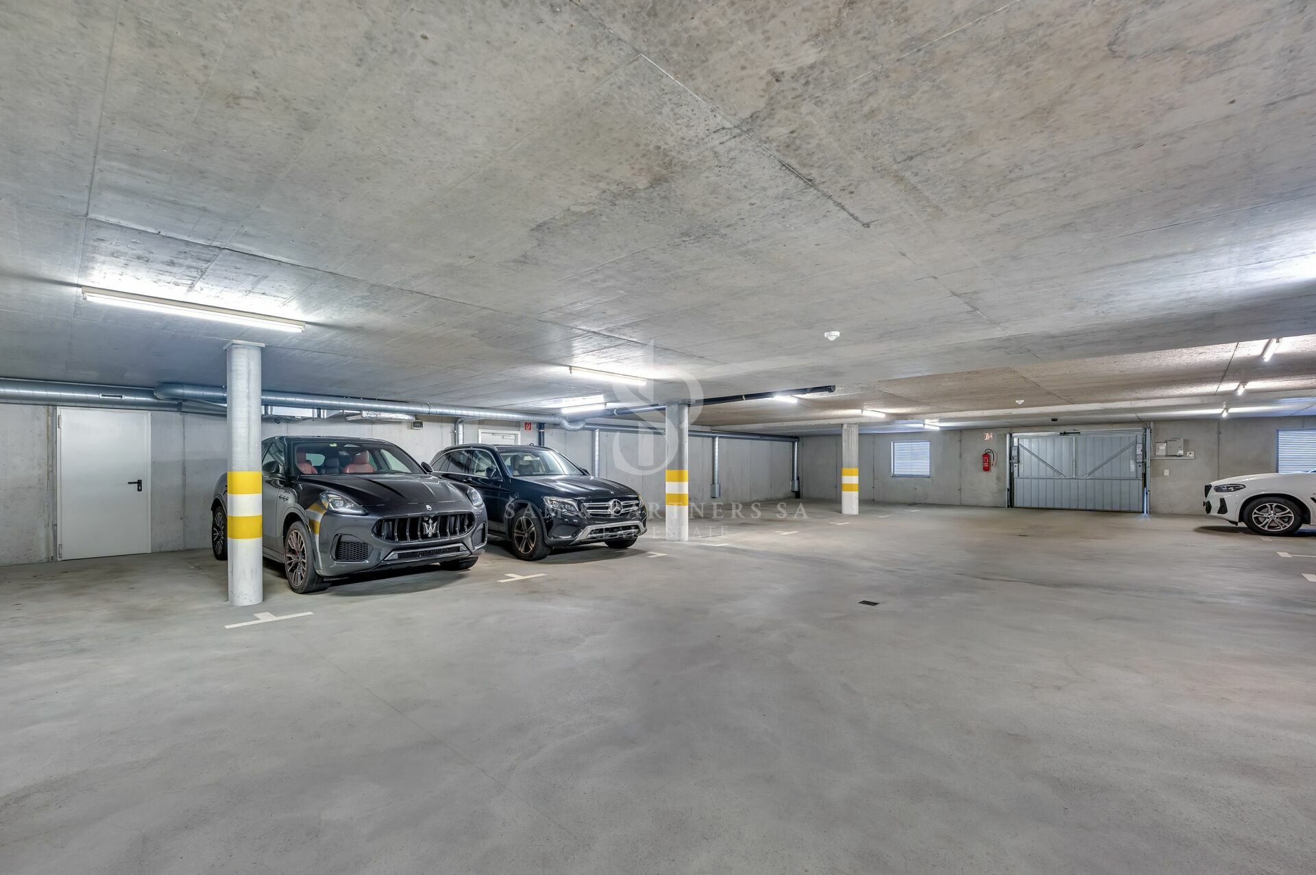 Tiefgarage mit Stellplätzen