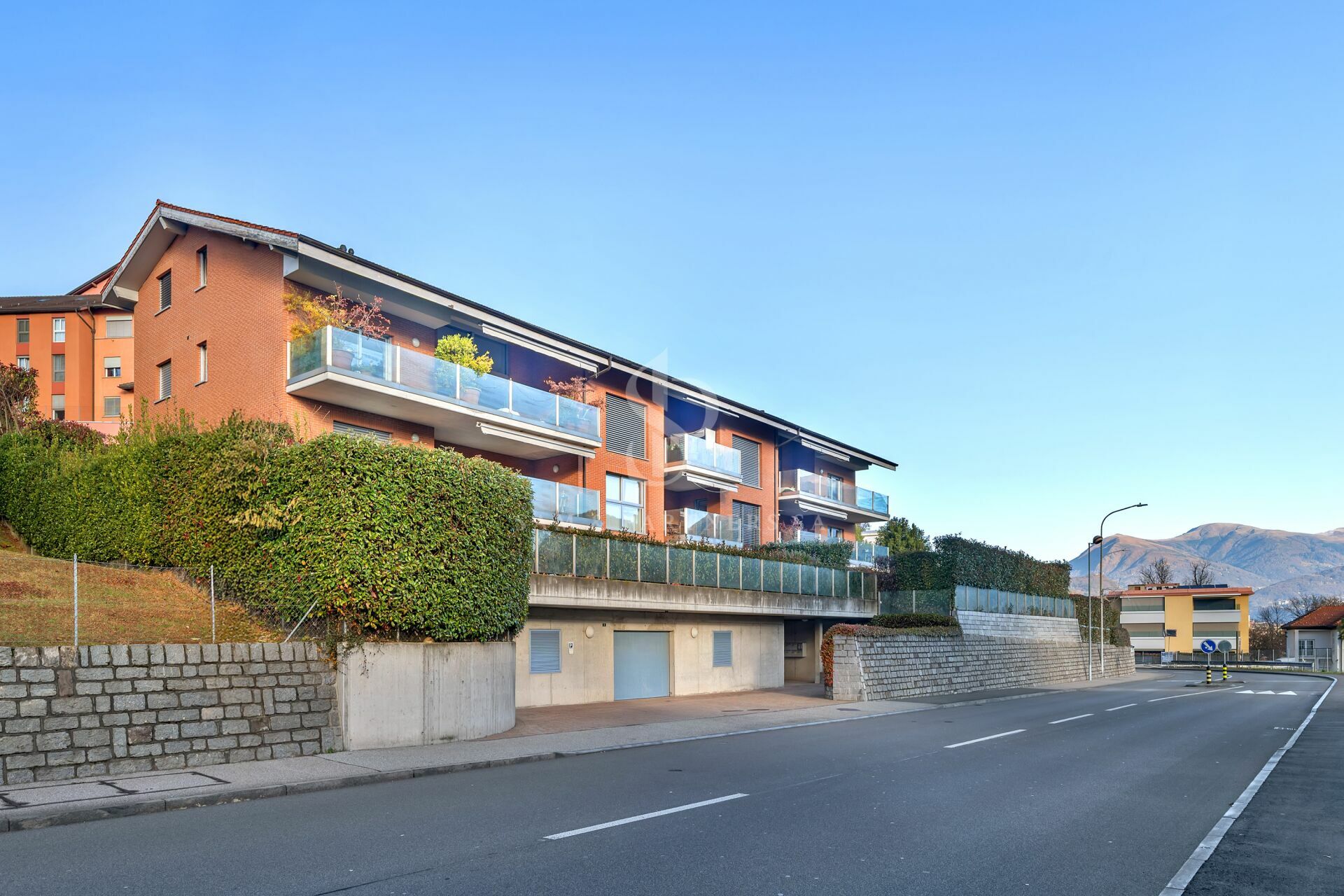 Mehrfamilienhaus an einer Straße