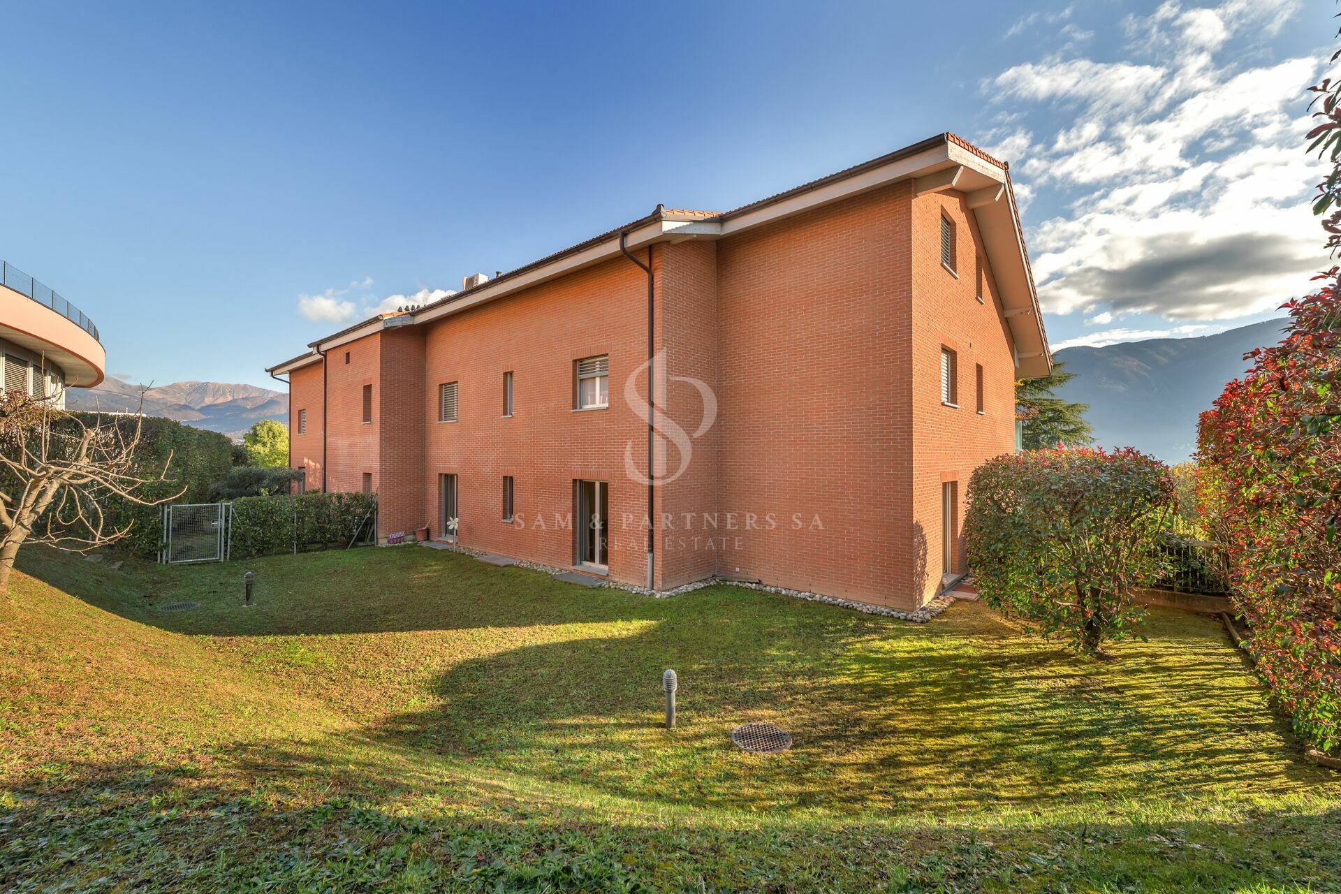 Wohnhaus mit Garten und Bergblick