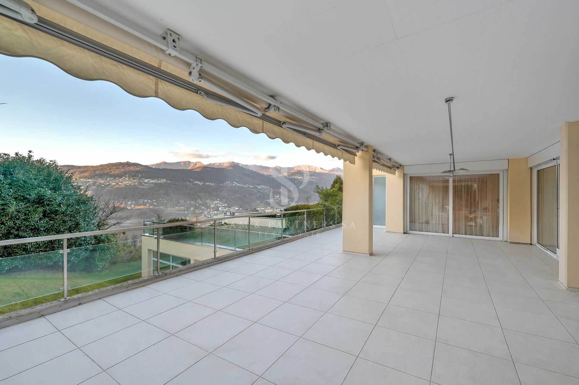 Überdachte Terrasse mit Bergblick