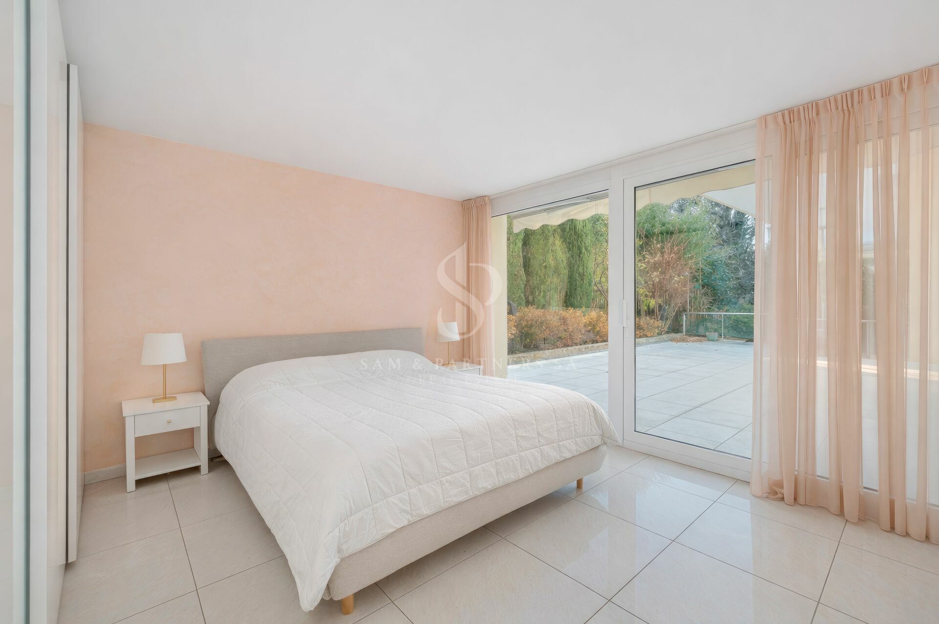 Helles Schlafzimmer mit Terrassenzugang
