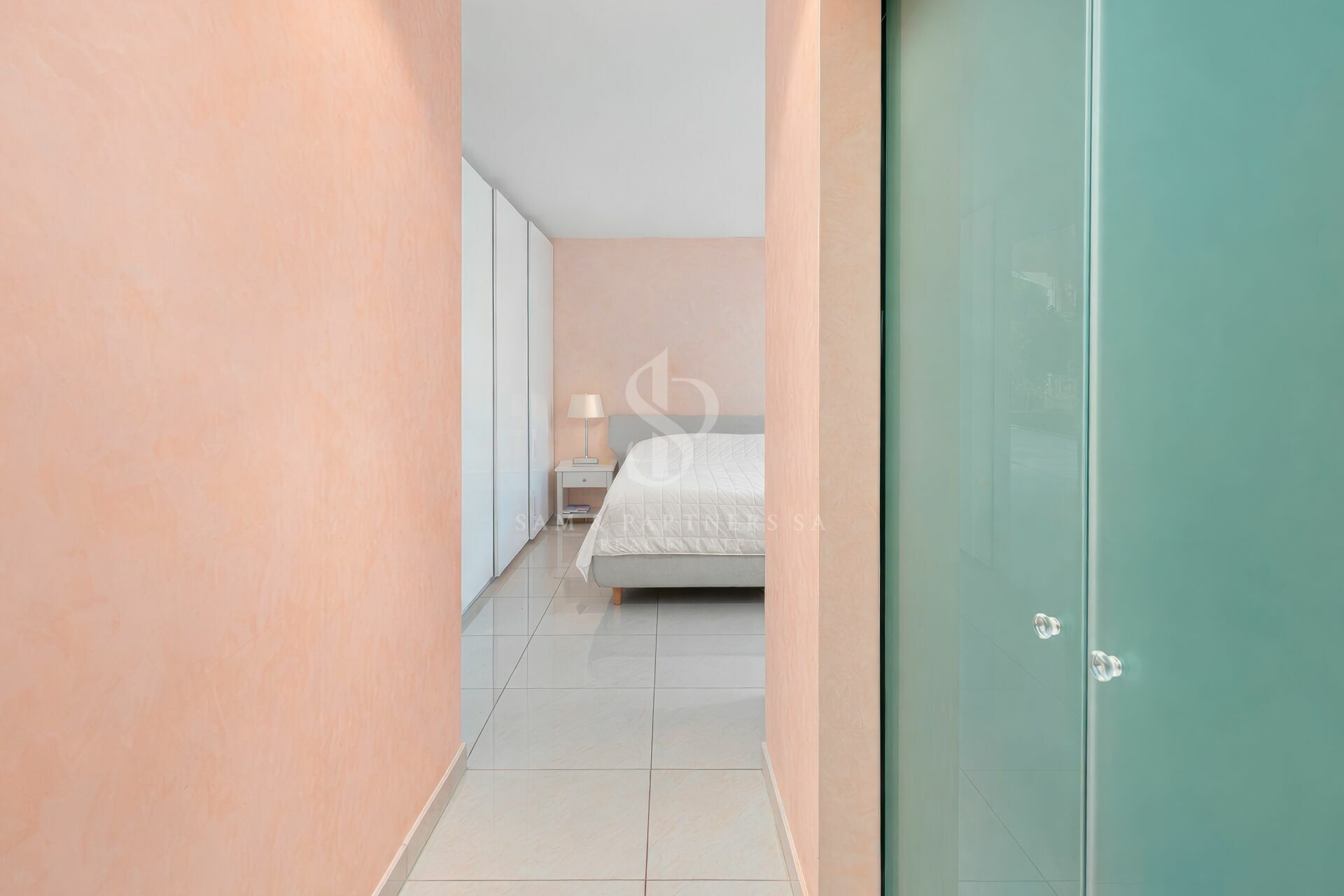 Schlafzimmer mit pastellfarbenen Wänden und Kleiderschrank