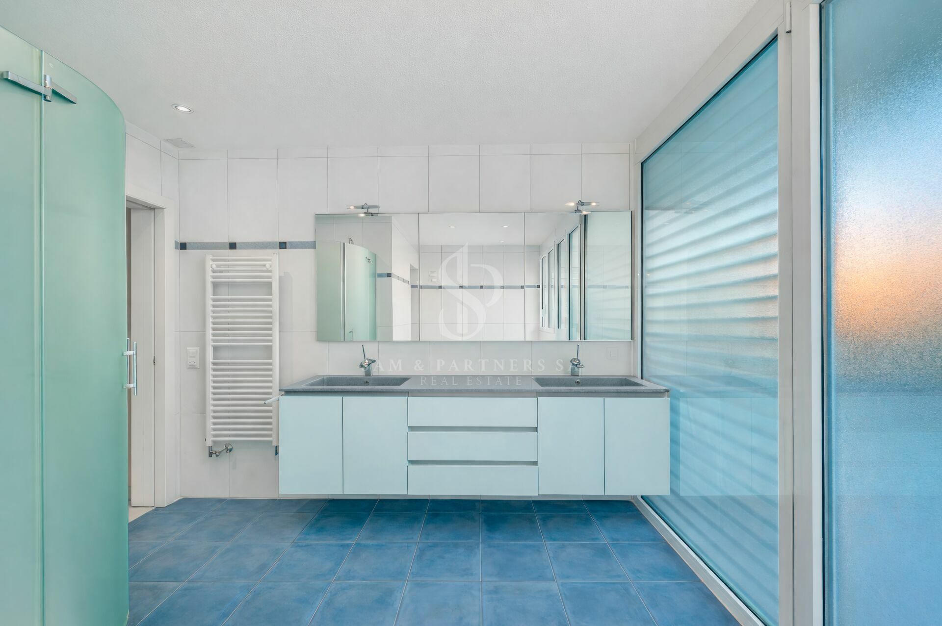 Modernes Badezimmer mit Doppelwaschtisch