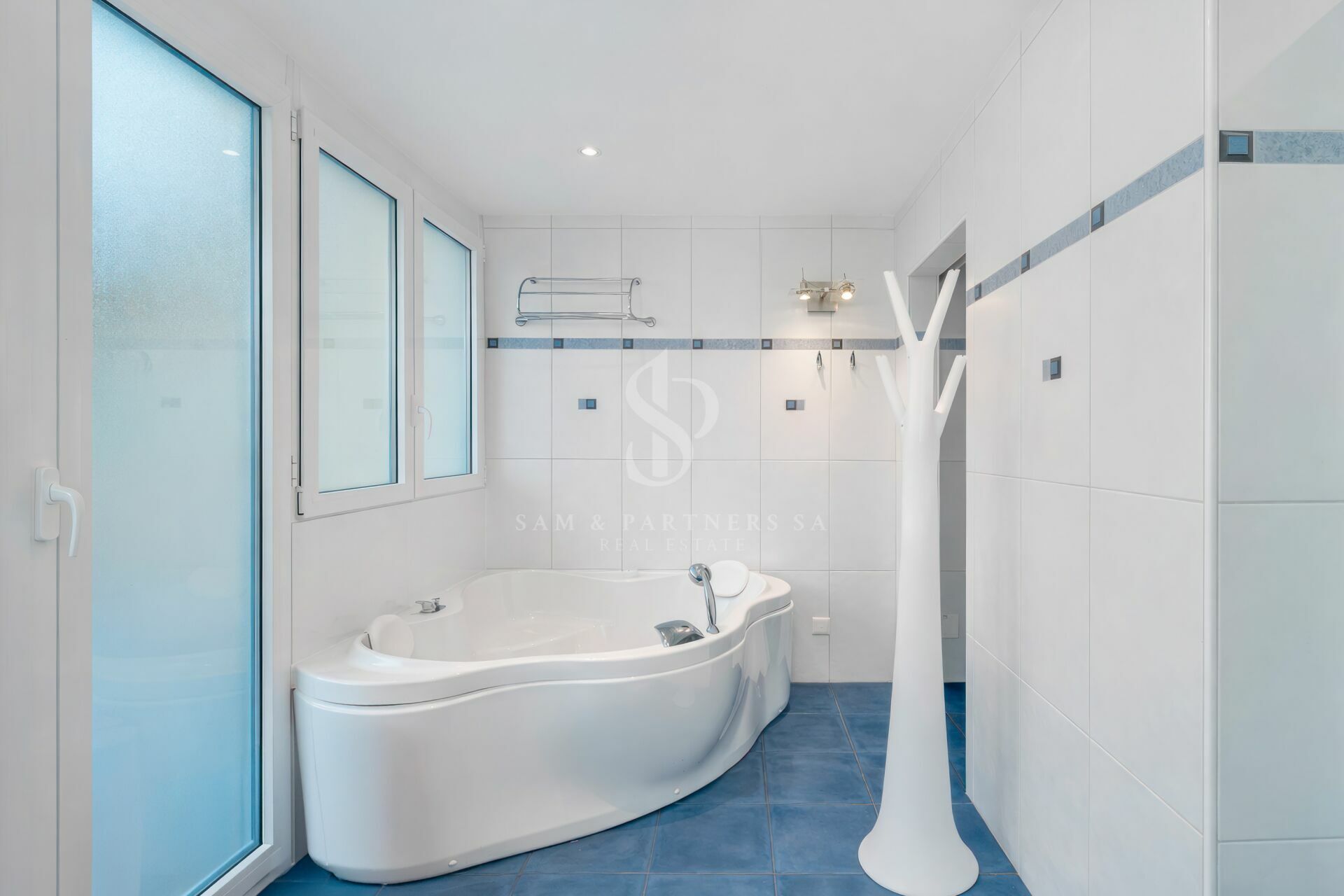 Modernes Badezimmer mit Whirlpool und frosted Fenstern