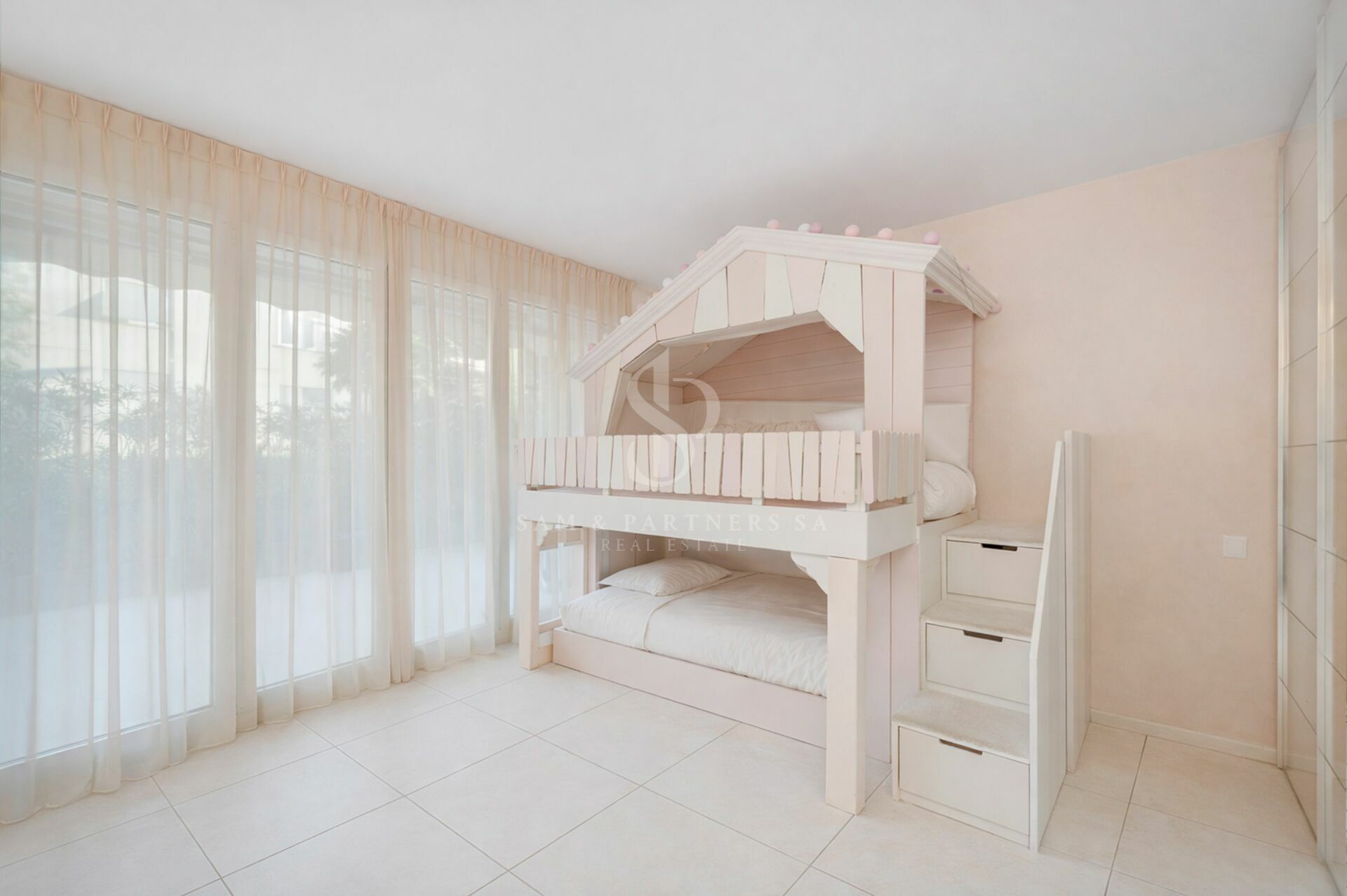 Helles Kinderzimmer mit Hochbett