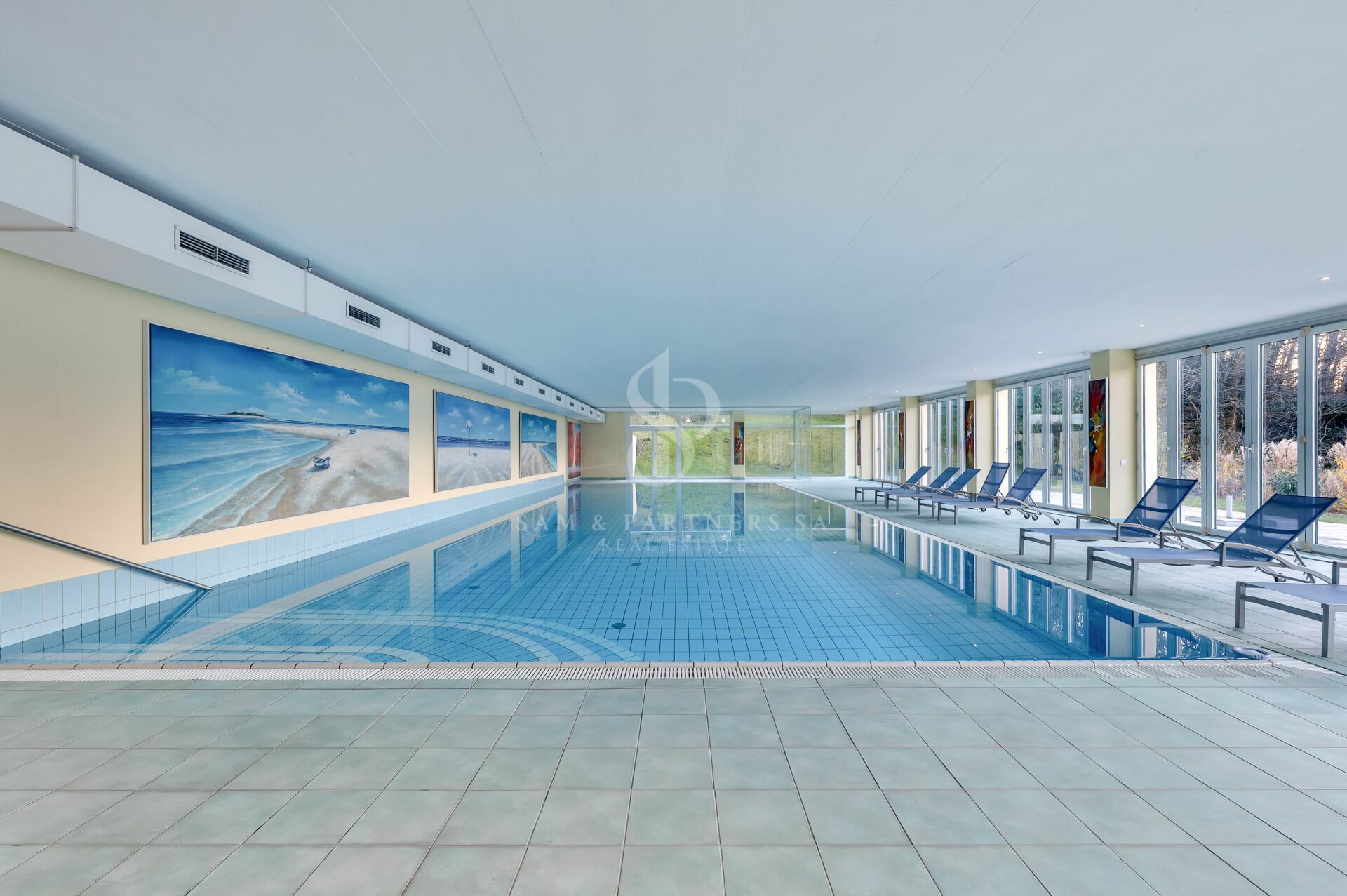 Innenpool mit Liegen