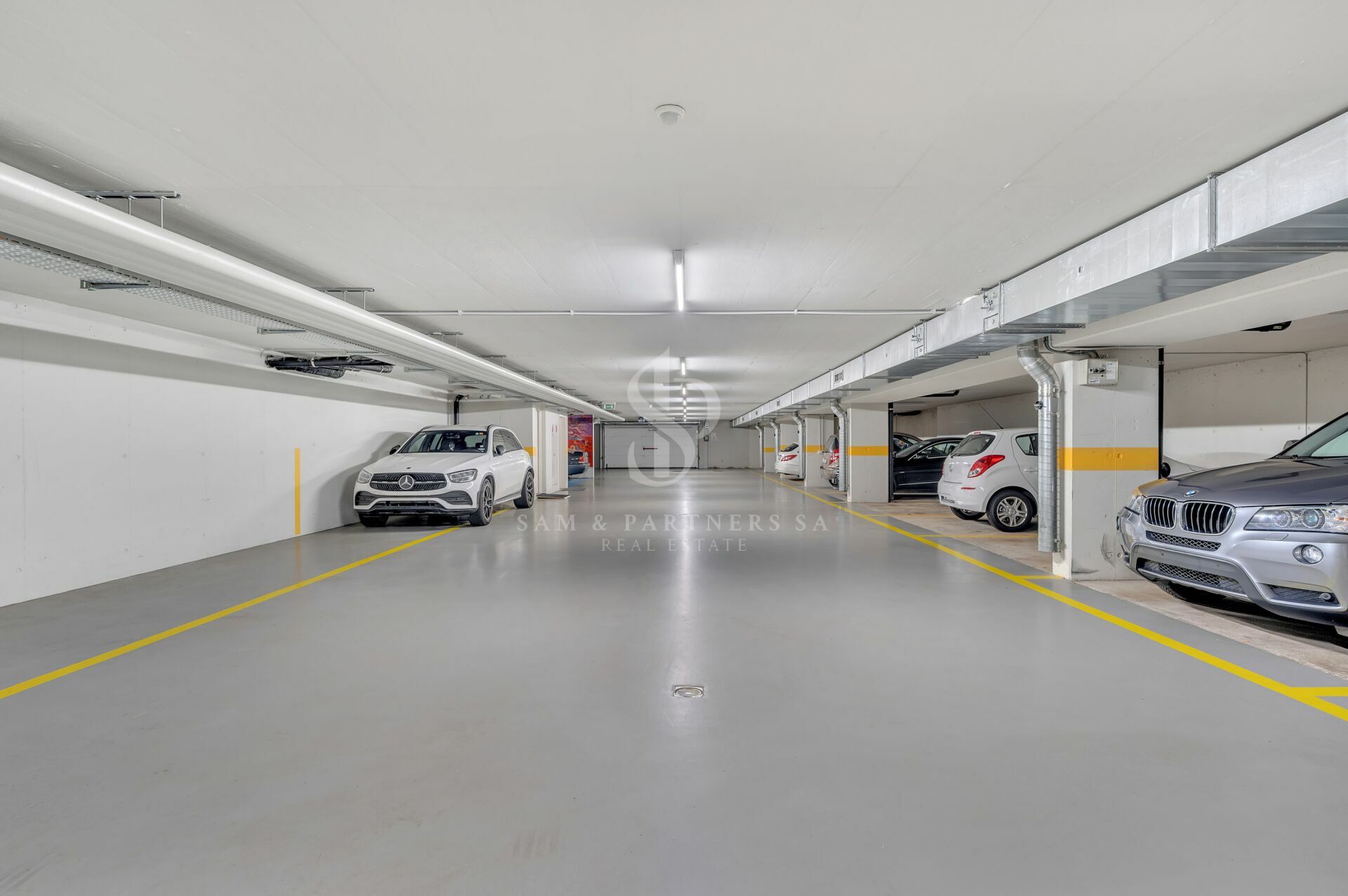 Tiefgarage mit geparkten Fahrzeugen