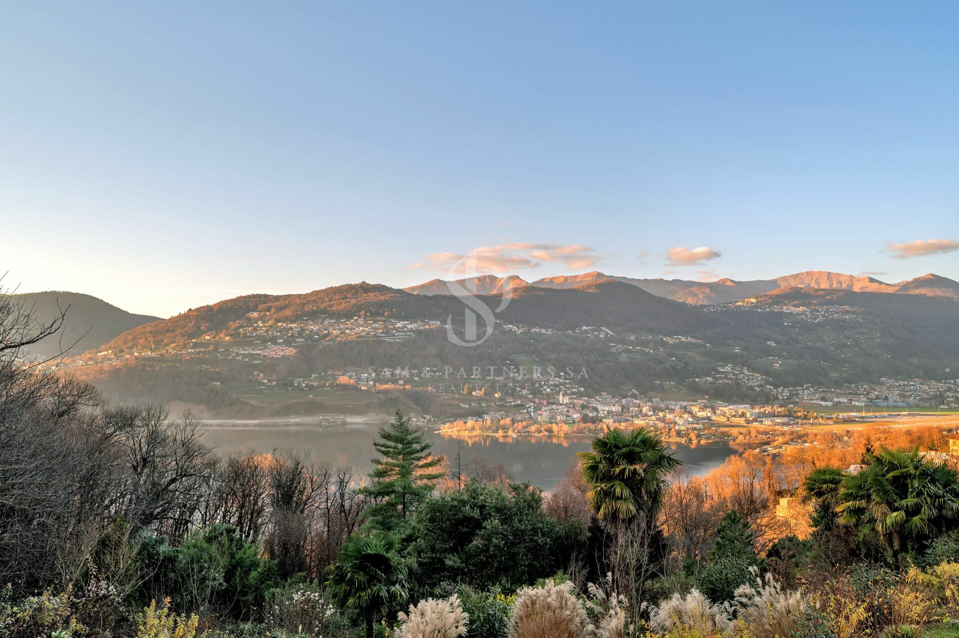 Seeblick mit Bergen im Abendlicht