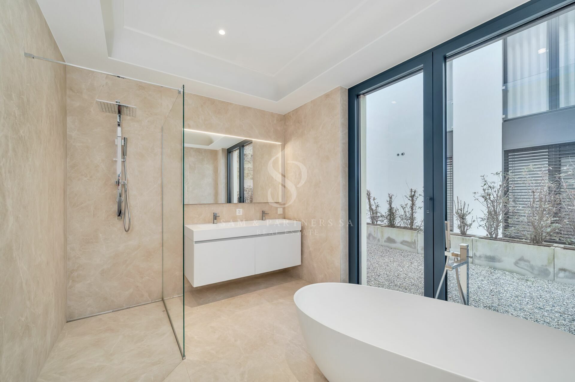 Modernes Badezimmer mit Glasdusche und Badewanne