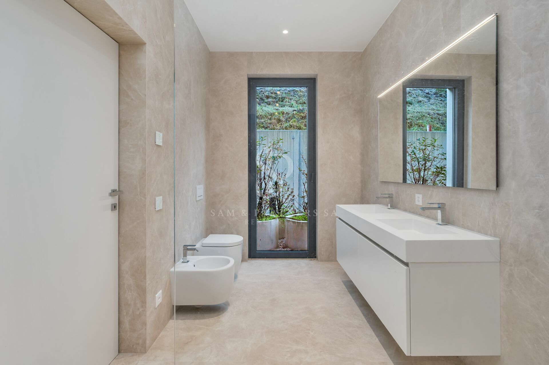 Modernes Badezimmer mit Doppelwaschtisch und separatem WC