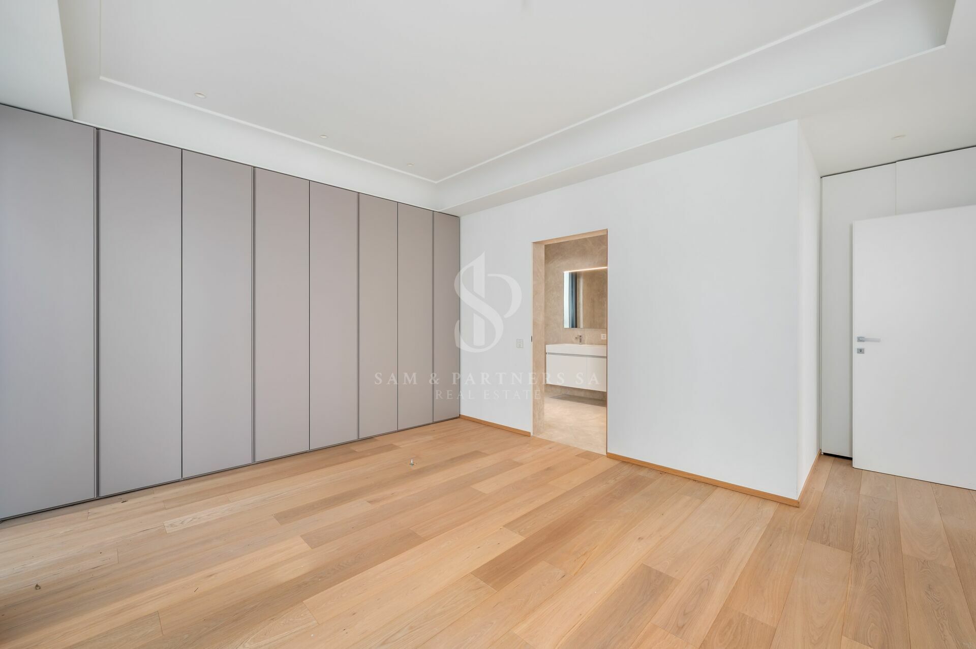 Helles Schlafzimmer mit Einbauschränken