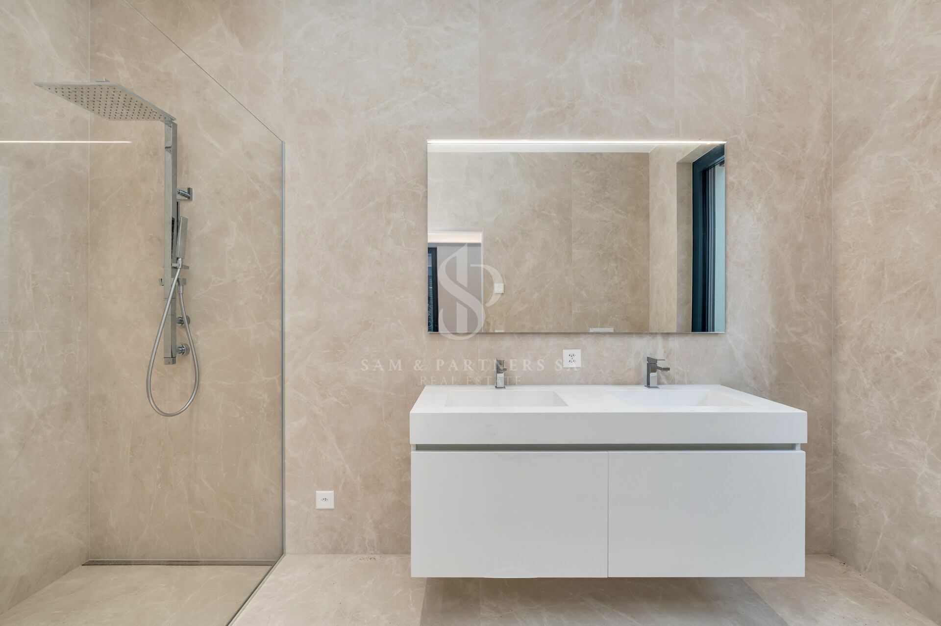 Modernes Badezimmer mit begehbarer Dusche und Doppelwaschtisch