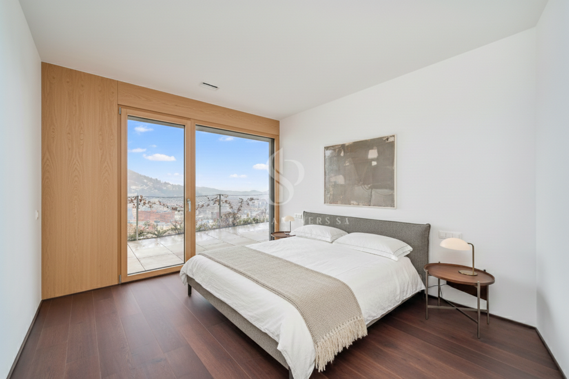 Modernes Schlafzimmer mit Panoramafenster