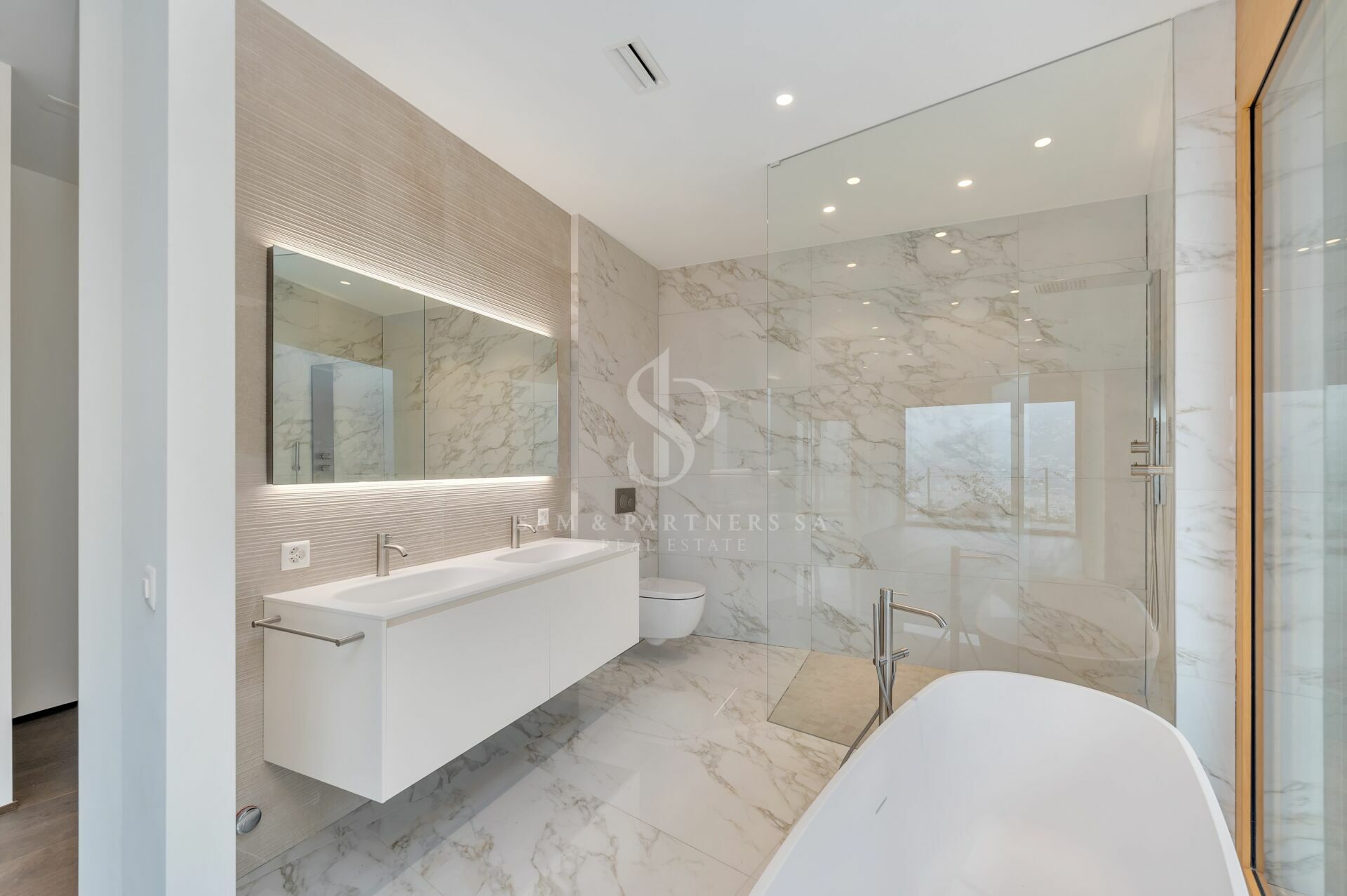 Modernes Badezimmer mit Marmoroptik