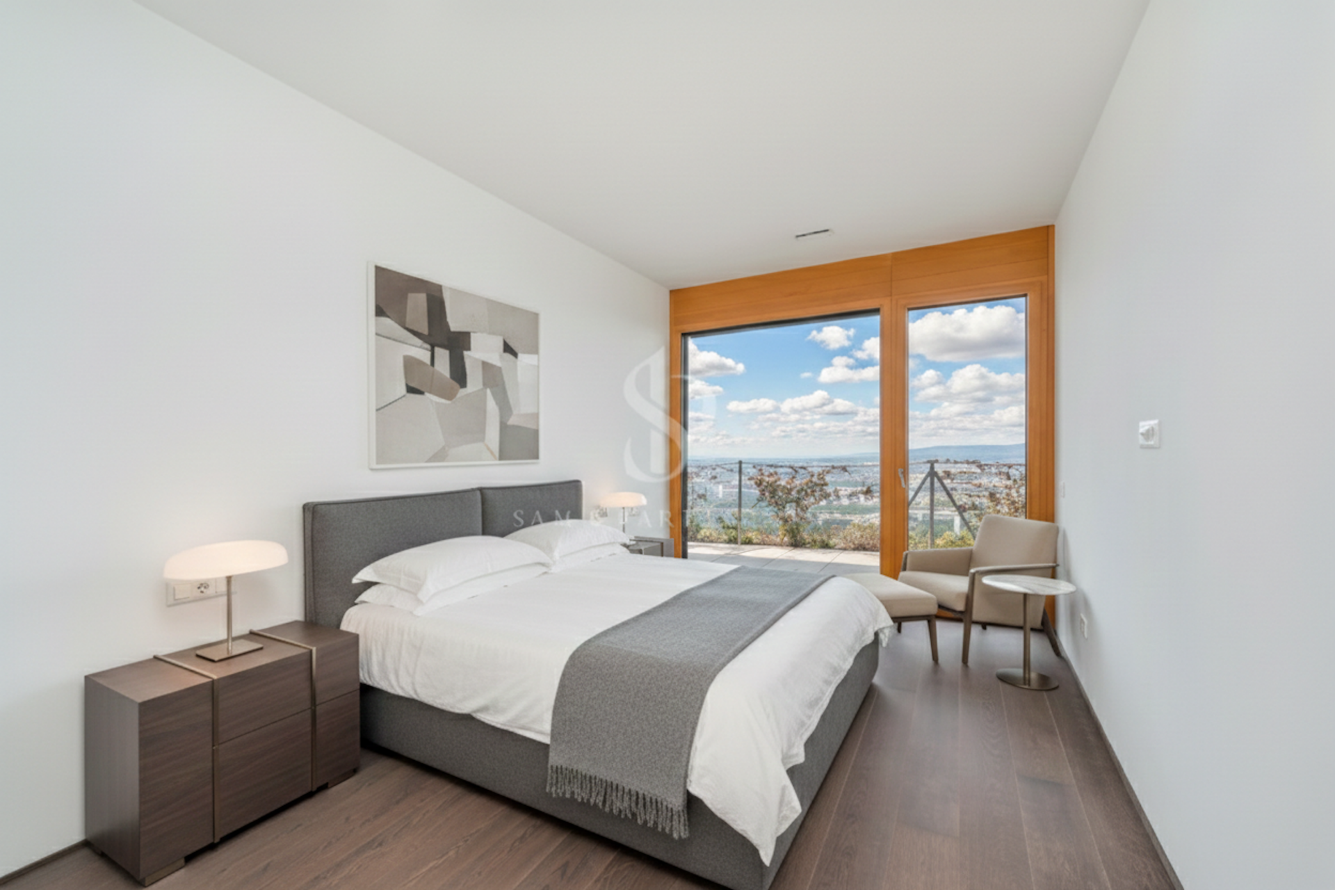 Helles Schlafzimmer mit Meerblick