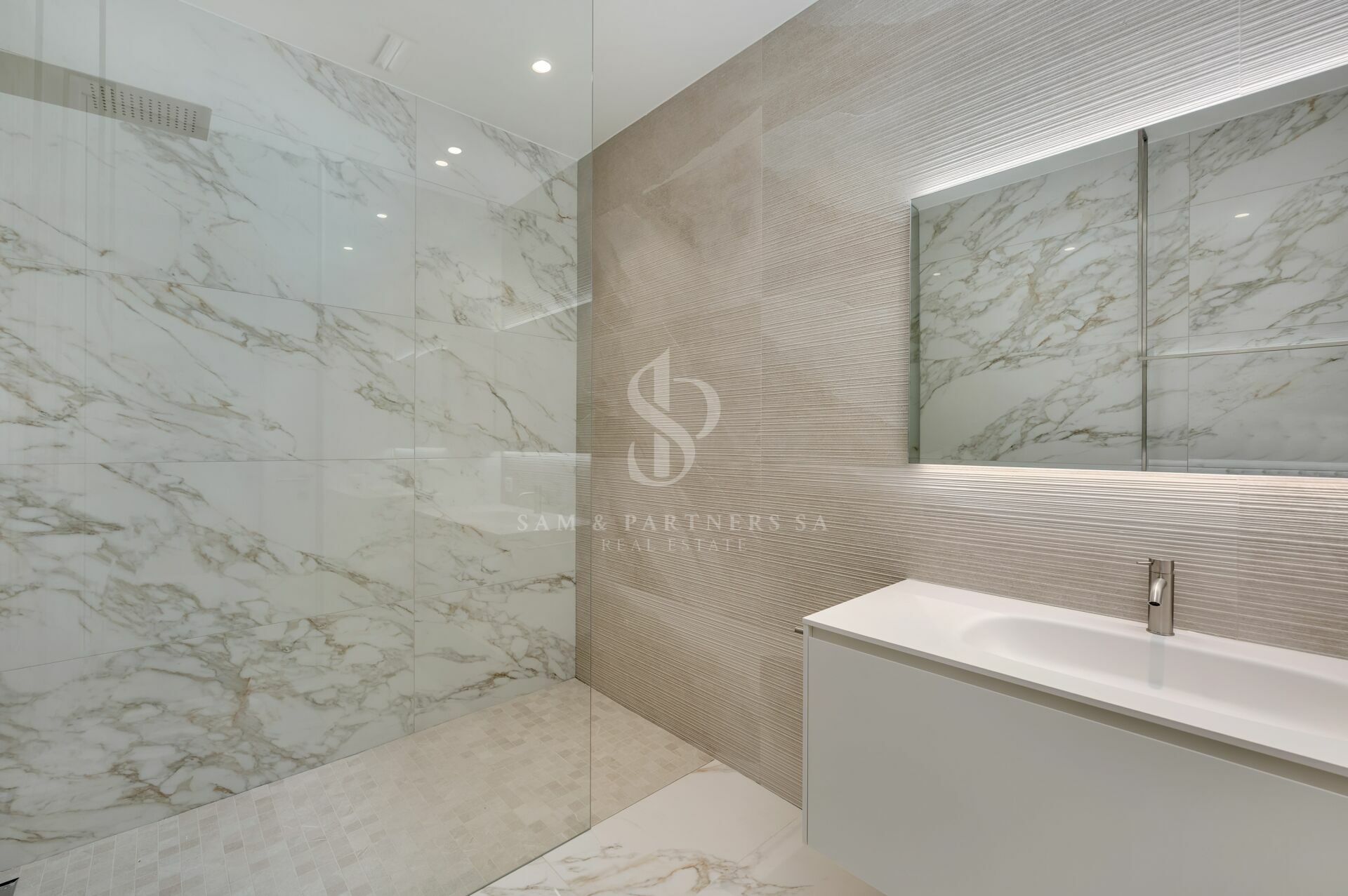 Luxuriöses modernes Badezimmer