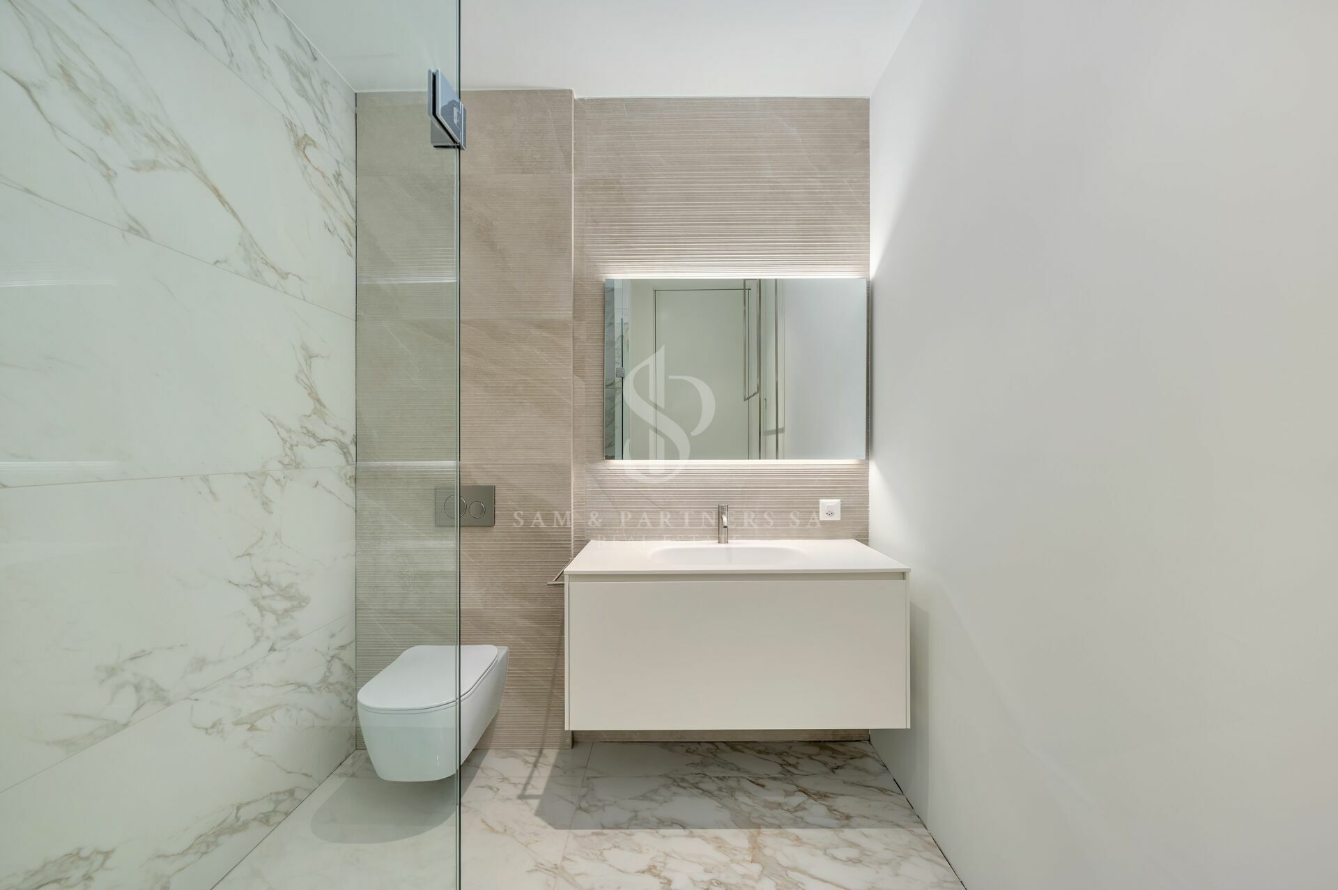 Modernes Badezimmer mit Dusche und Wand-WC