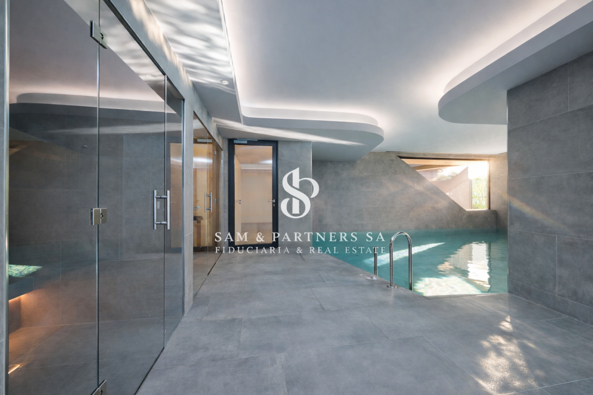 Moderner Innenbereich mit Indoor-Pool