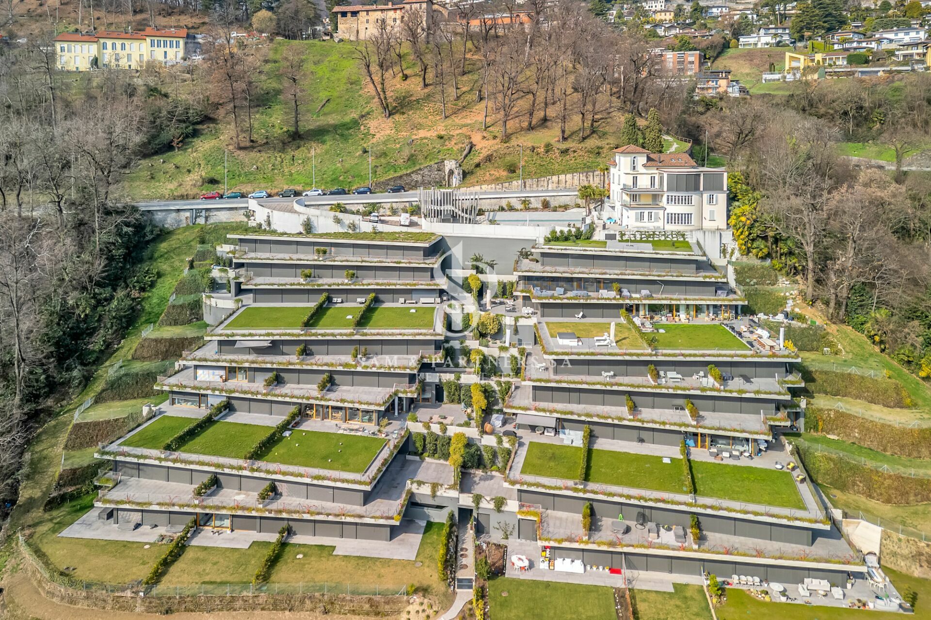 Luftaufnahme einer terrassierten Wohnanlage am Hang