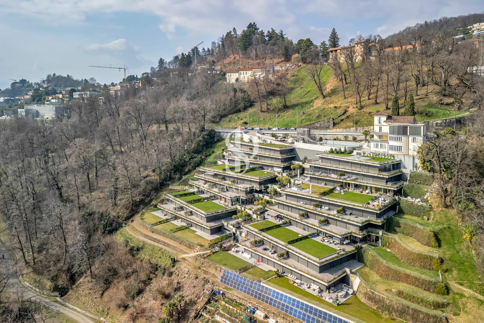 Terrassenartige Luxuswohnanlage am Hang