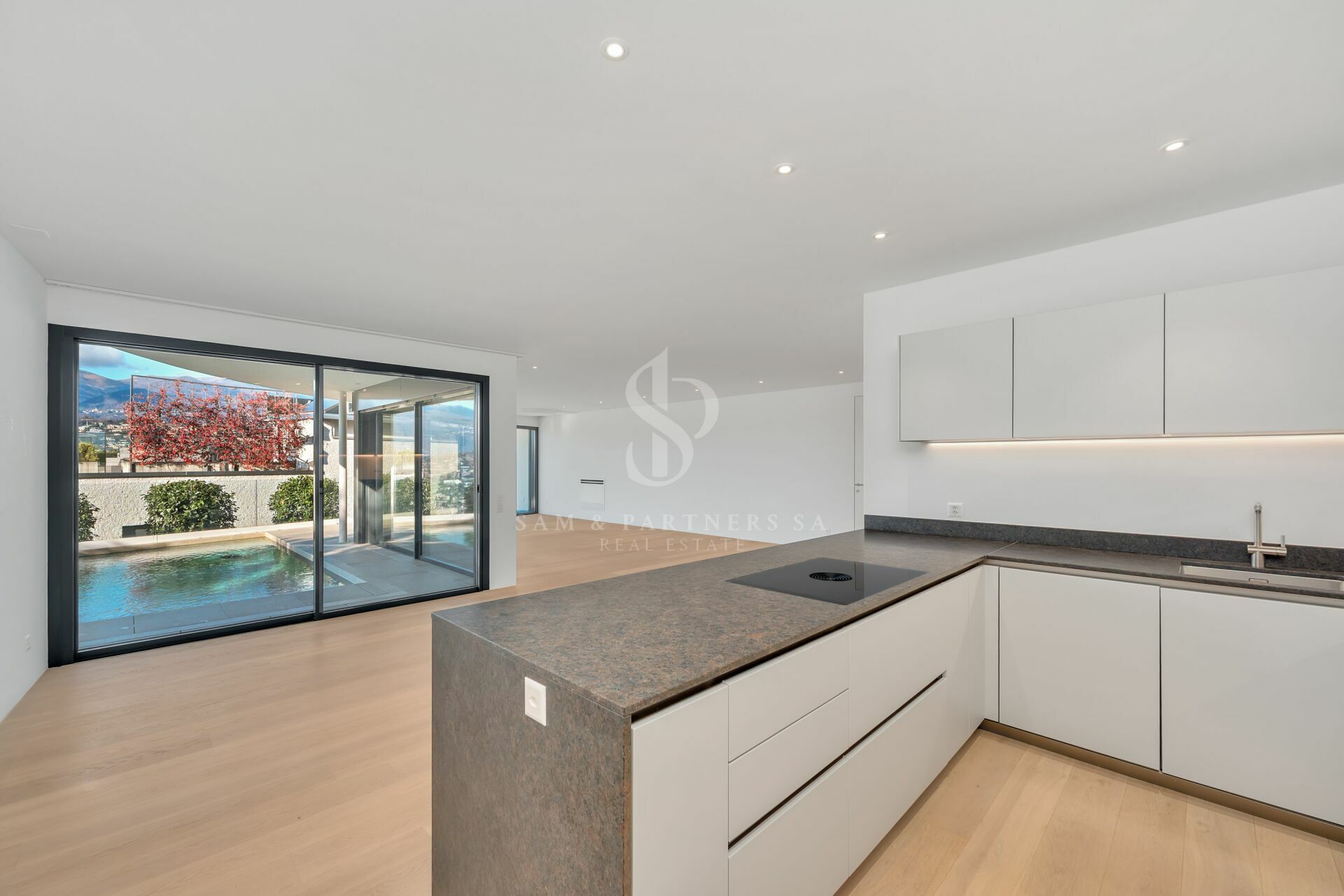 Moderne offene Küche mit Poolblick