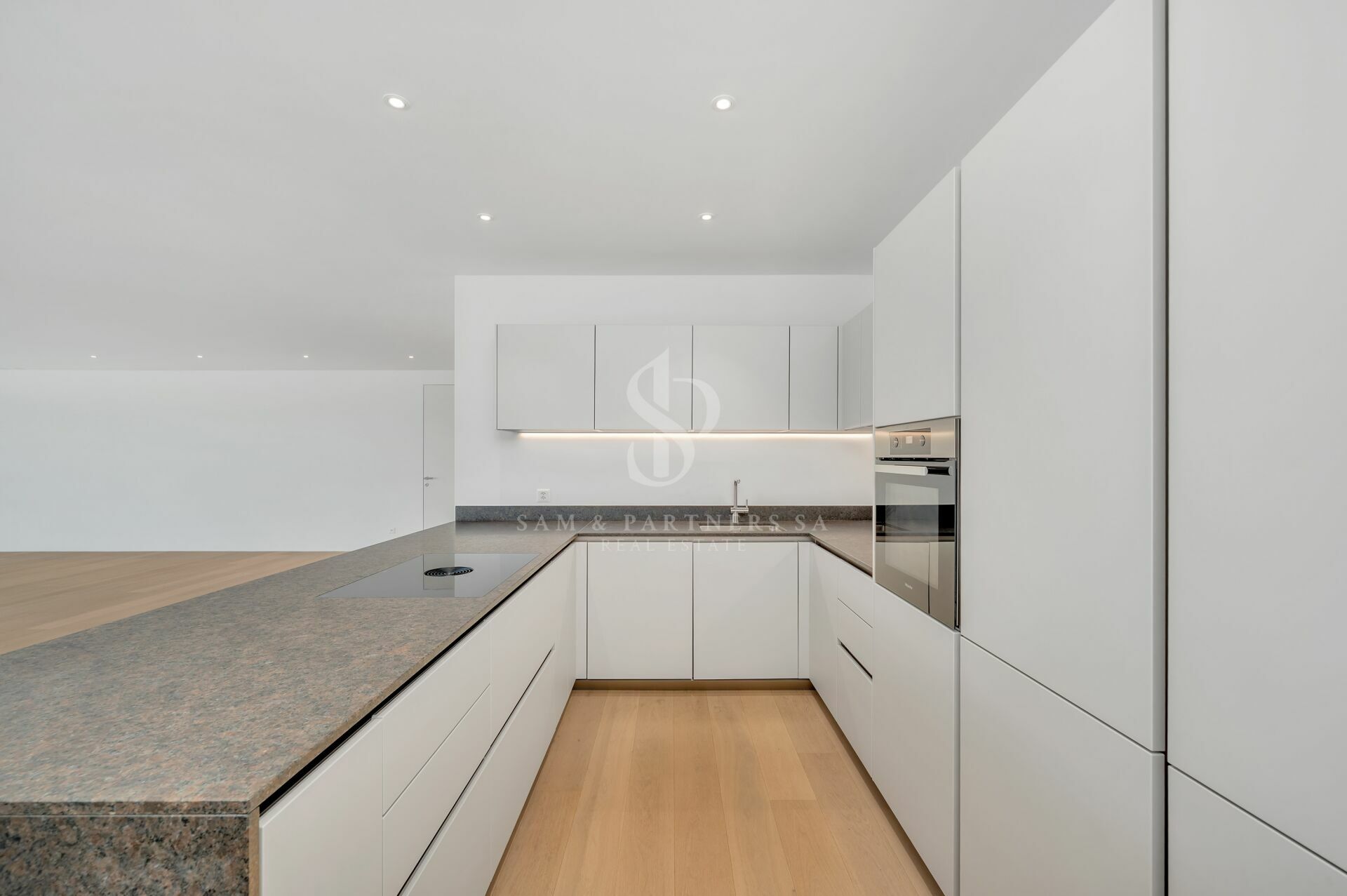 Moderne, minimalistische Küche mit großer Kochinsel