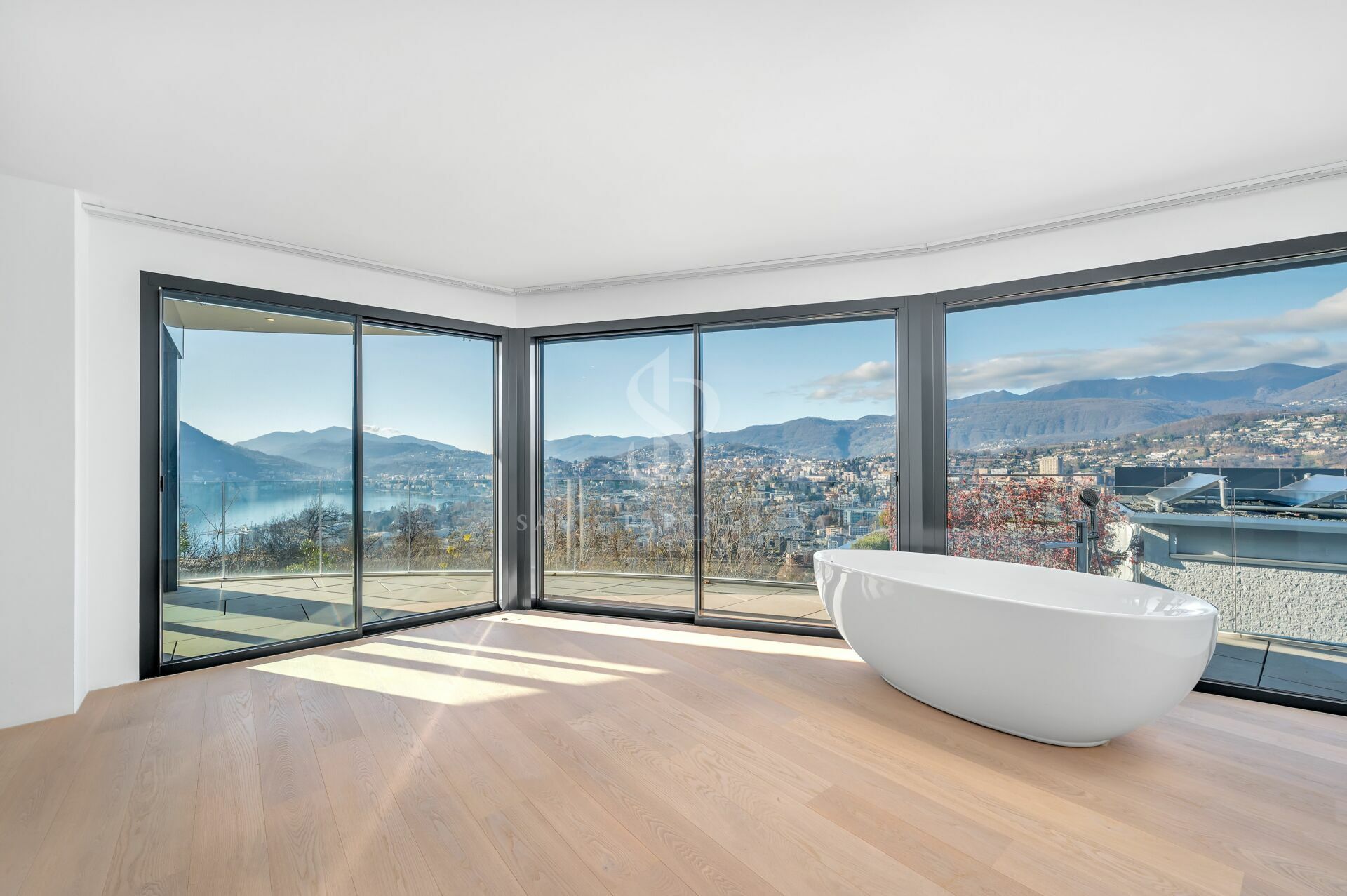 Luxuriöses Badezimmer mit Panoramablick