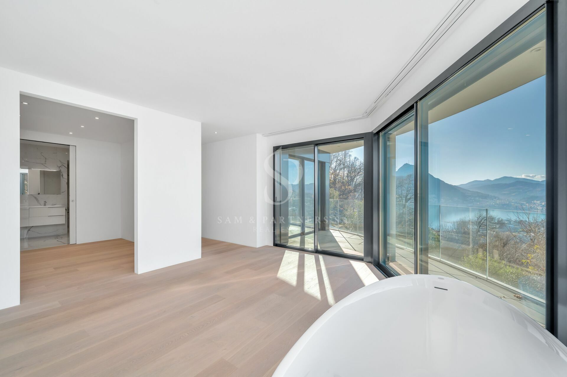 Heller, moderner Raum mit Panoramablick
