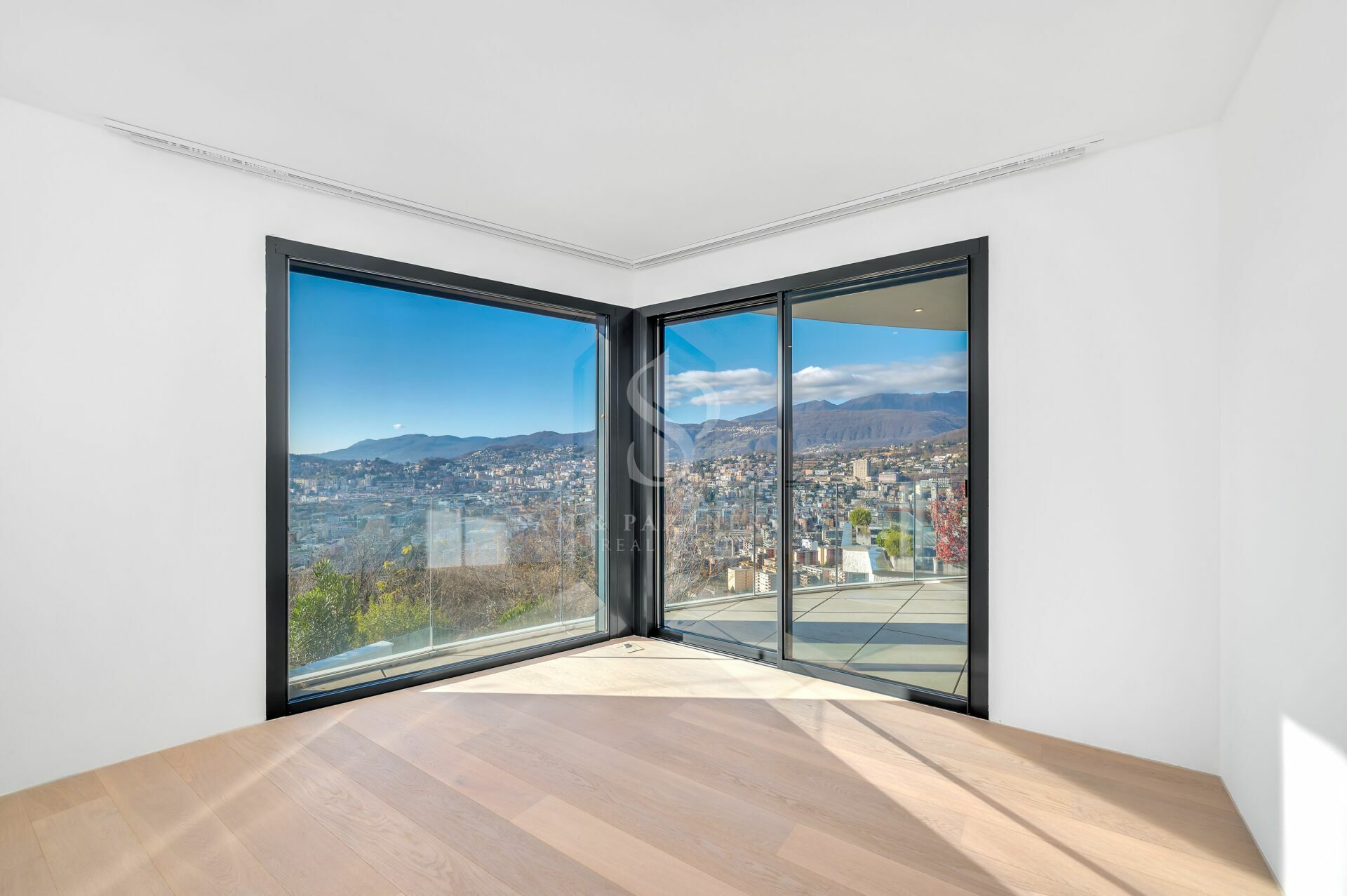 Leerer Raum mit Panoramablick